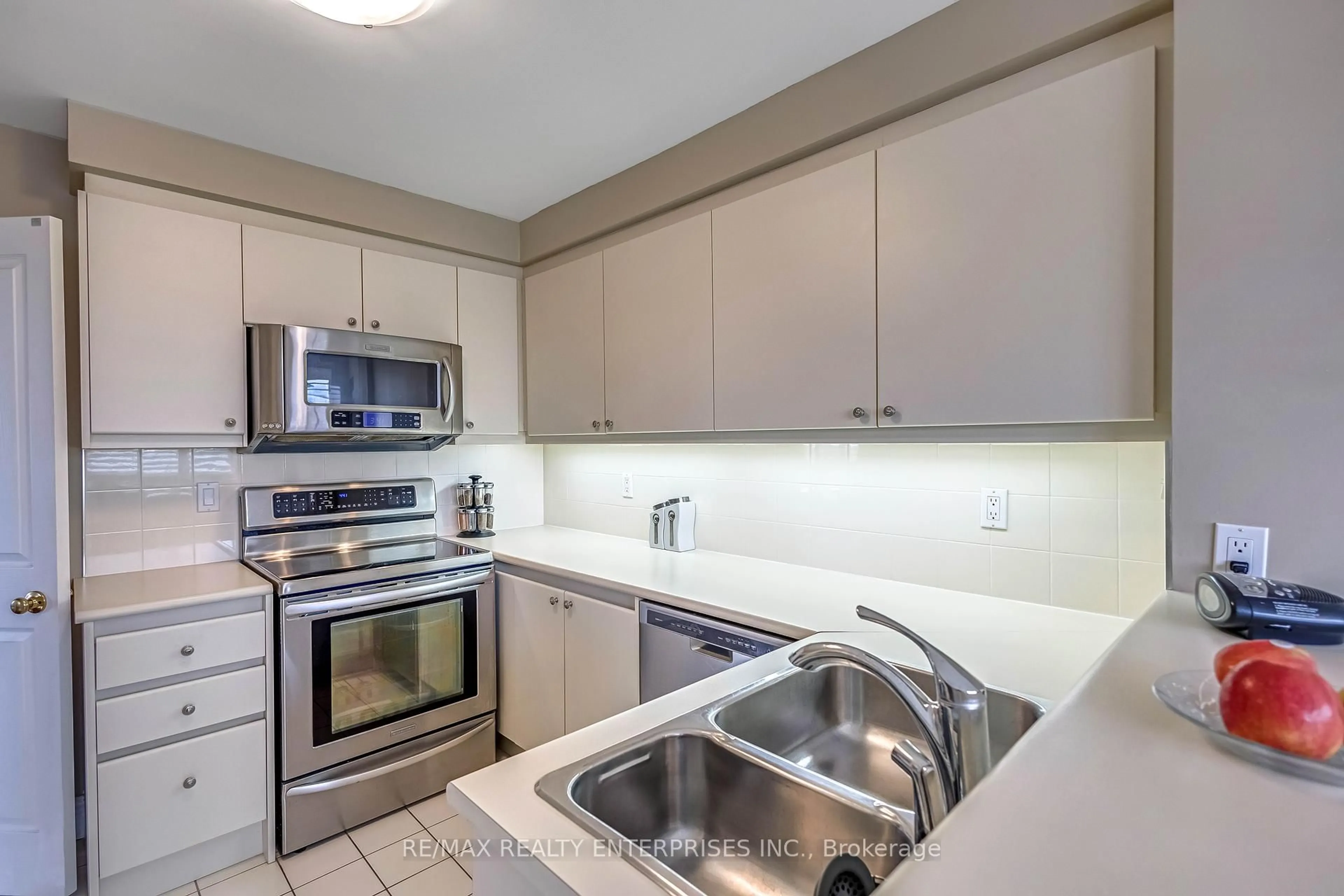Standard kitchen, ceramic/tile floor for 1800 The College Way #704, Mississauga Ontario L5L 5S4
