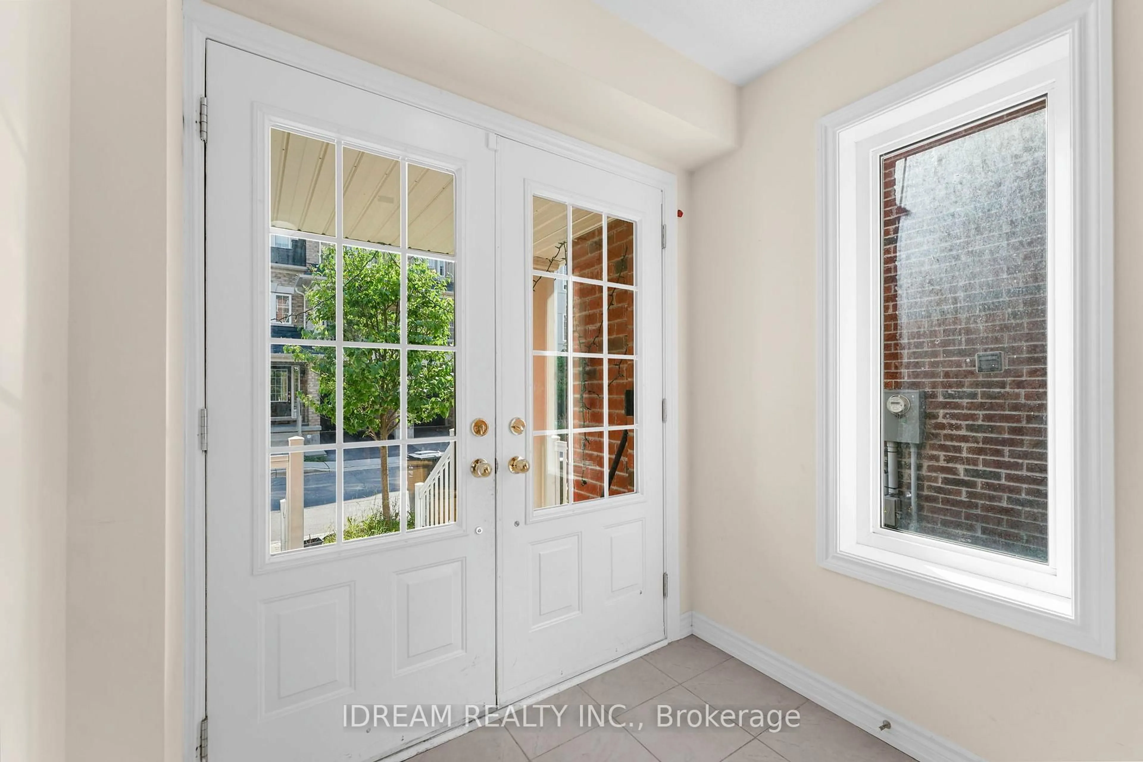 Indoor entryway for 21 Miami Grve, Brampton Ontario L6Z 0H7