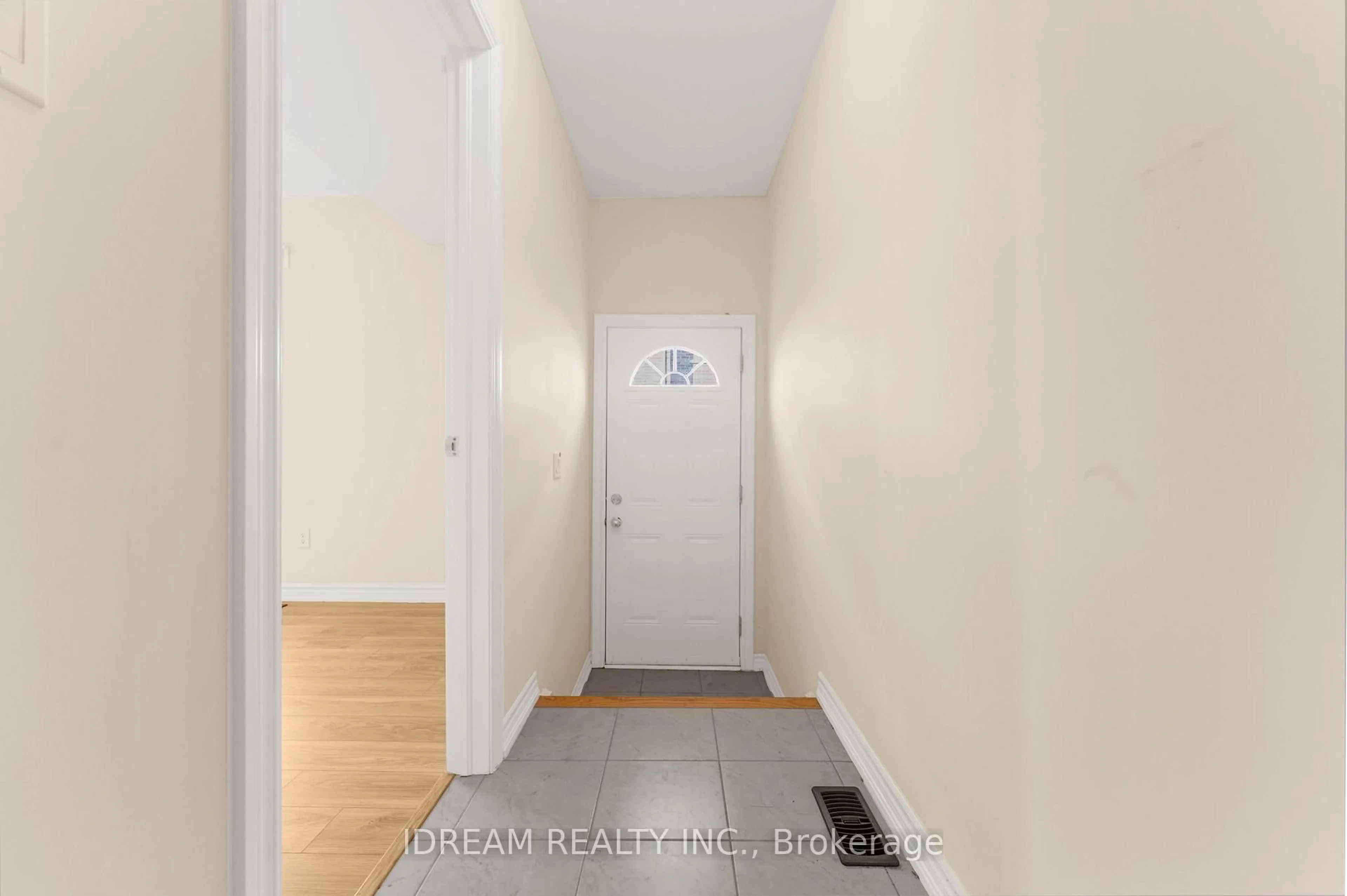 Indoor entryway for 21 Miami Grve, Brampton Ontario L6Z 0H7