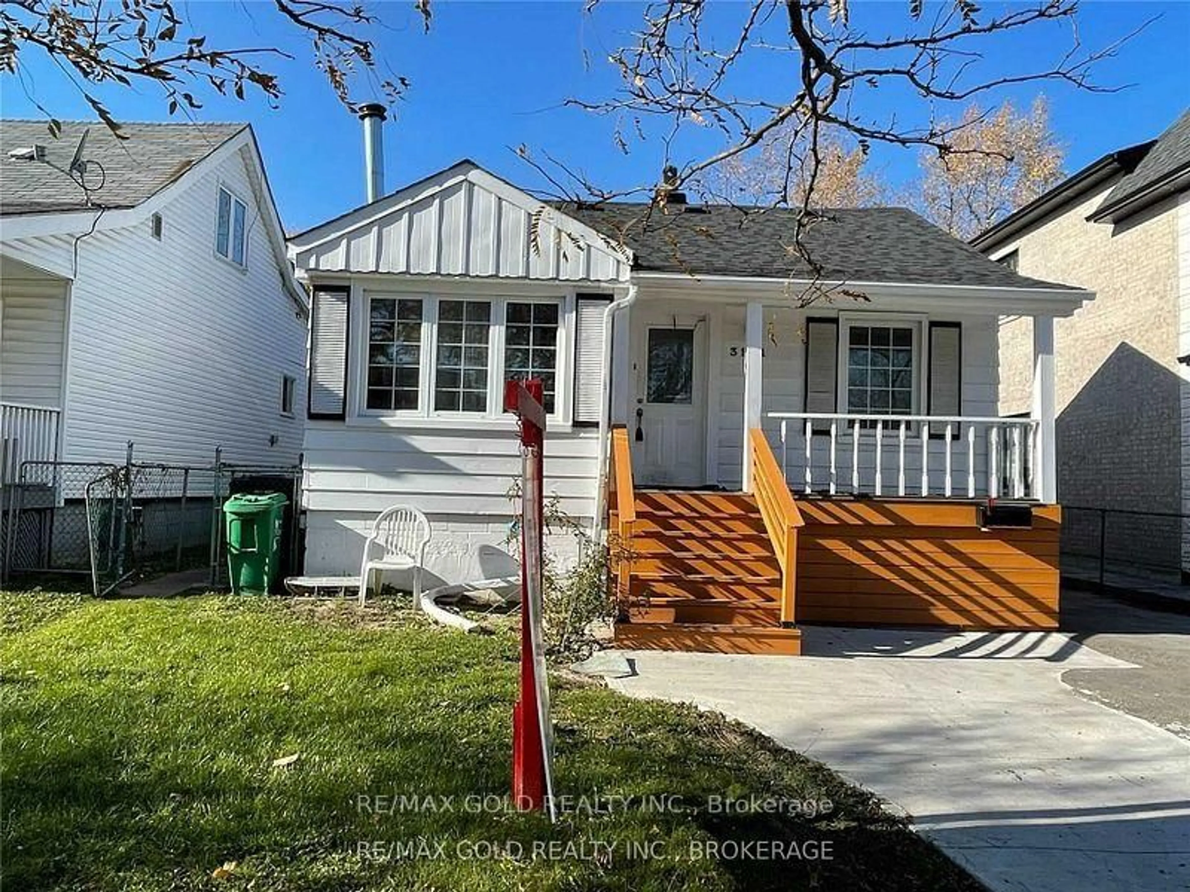 Home with vinyl exterior material, street for 3131 Churchill Ave, Mississauga Ontario L4T 1R6