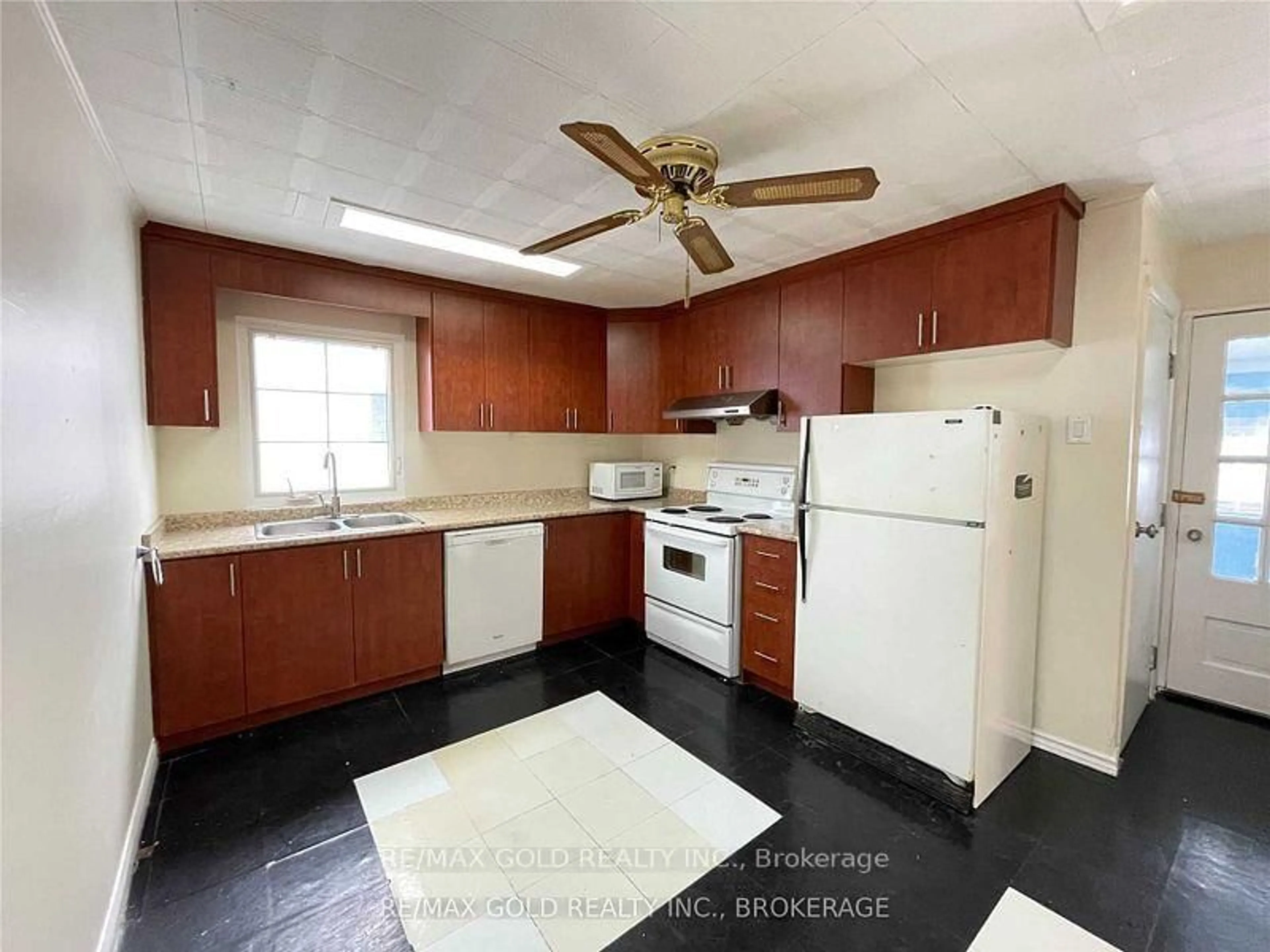 Standard kitchen, unknown for 3131 Churchill Ave, Mississauga Ontario L4T 1R6