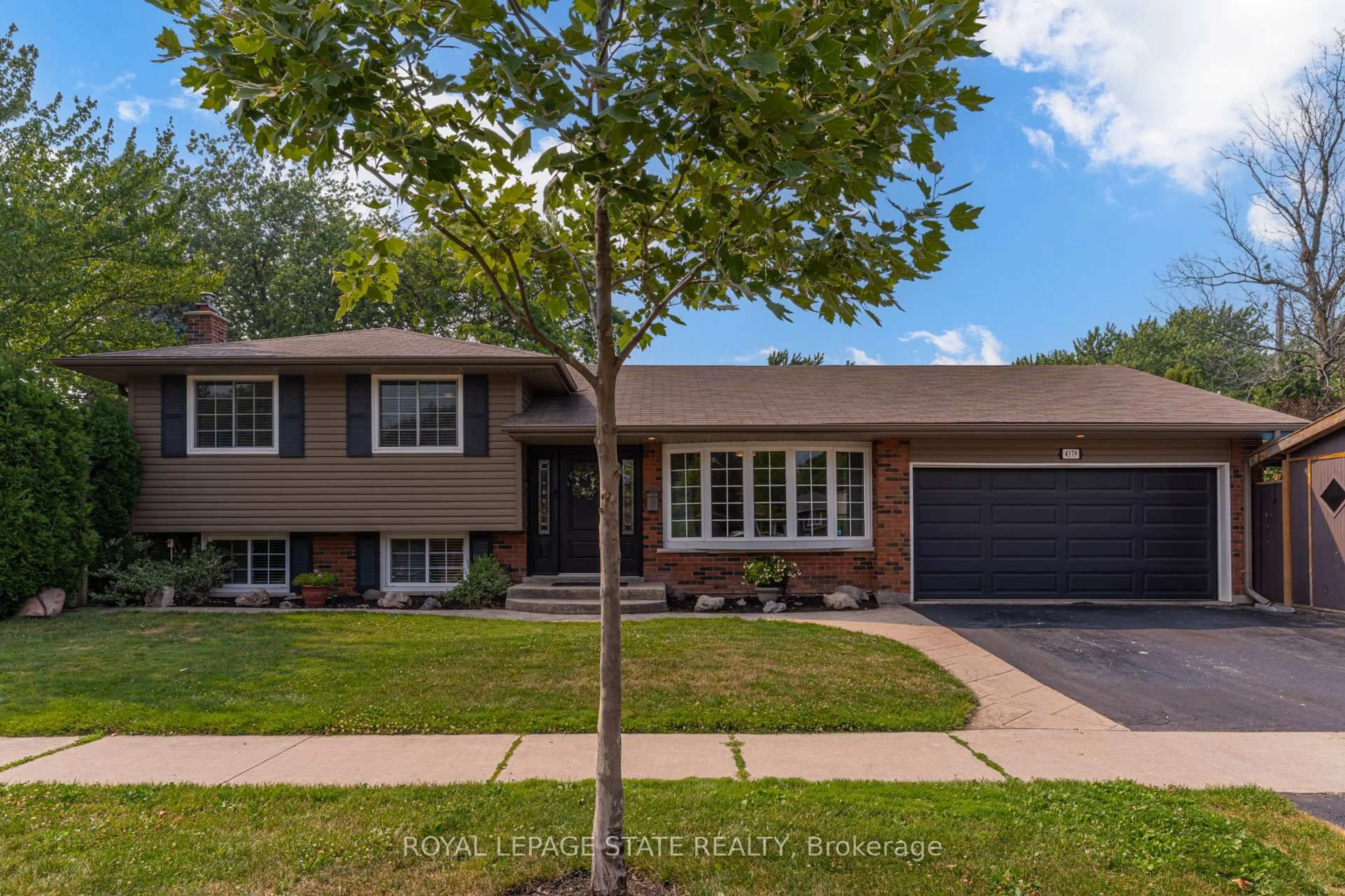 Home with vinyl exterior material, street for 4379 Kerry Dr, Burlington Ontario L7L 1W3