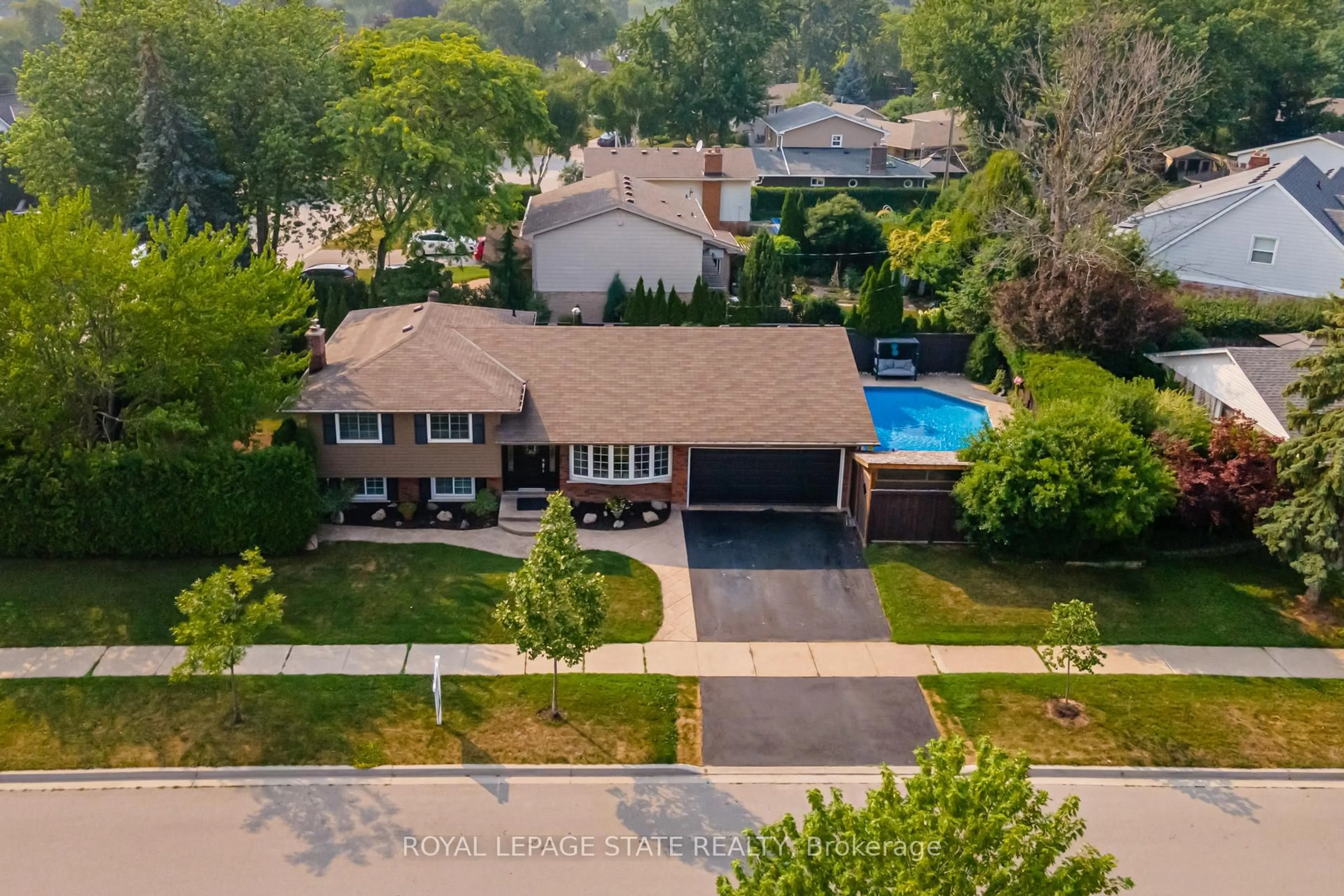 A pic from outside/outdoor area/front of a property/back of a property/a pic from drone, street for 4379 Kerry Dr, Burlington Ontario L7L 1W3