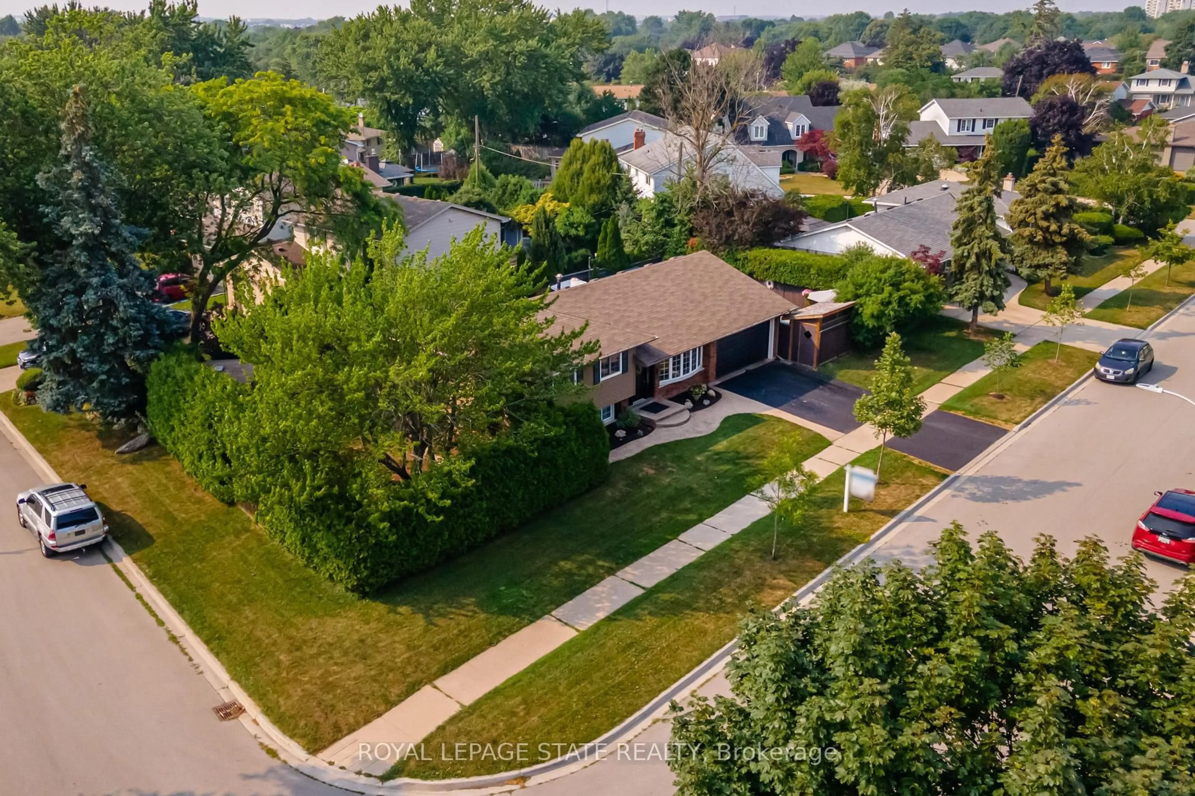 A pic from outside/outdoor area/front of a property/back of a property/a pic from drone, street for 4379 Kerry Dr, Burlington Ontario L7L 1W3