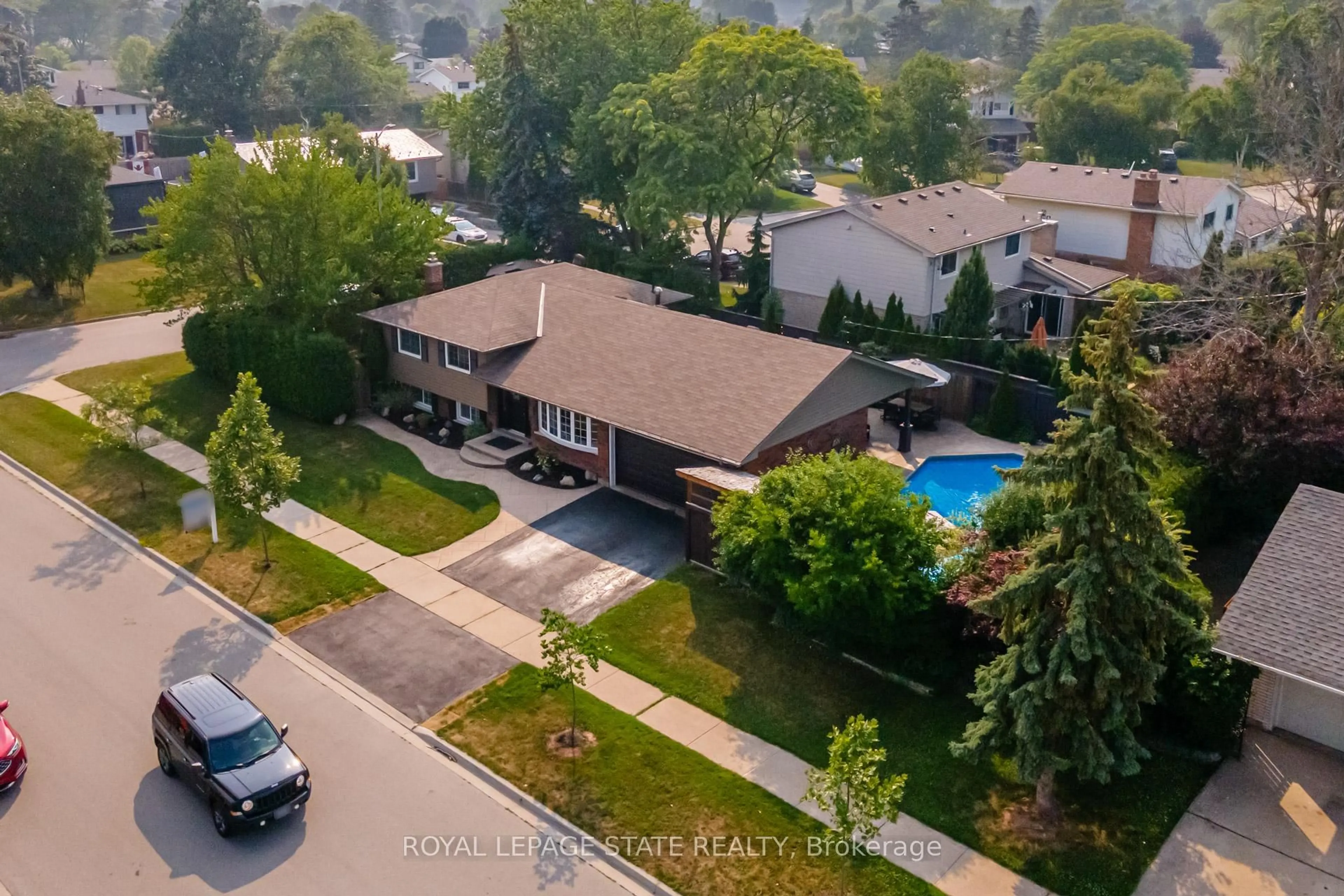 A pic from outside/outdoor area/front of a property/back of a property/a pic from drone, street for 4379 Kerry Dr, Burlington Ontario L7L 1W3