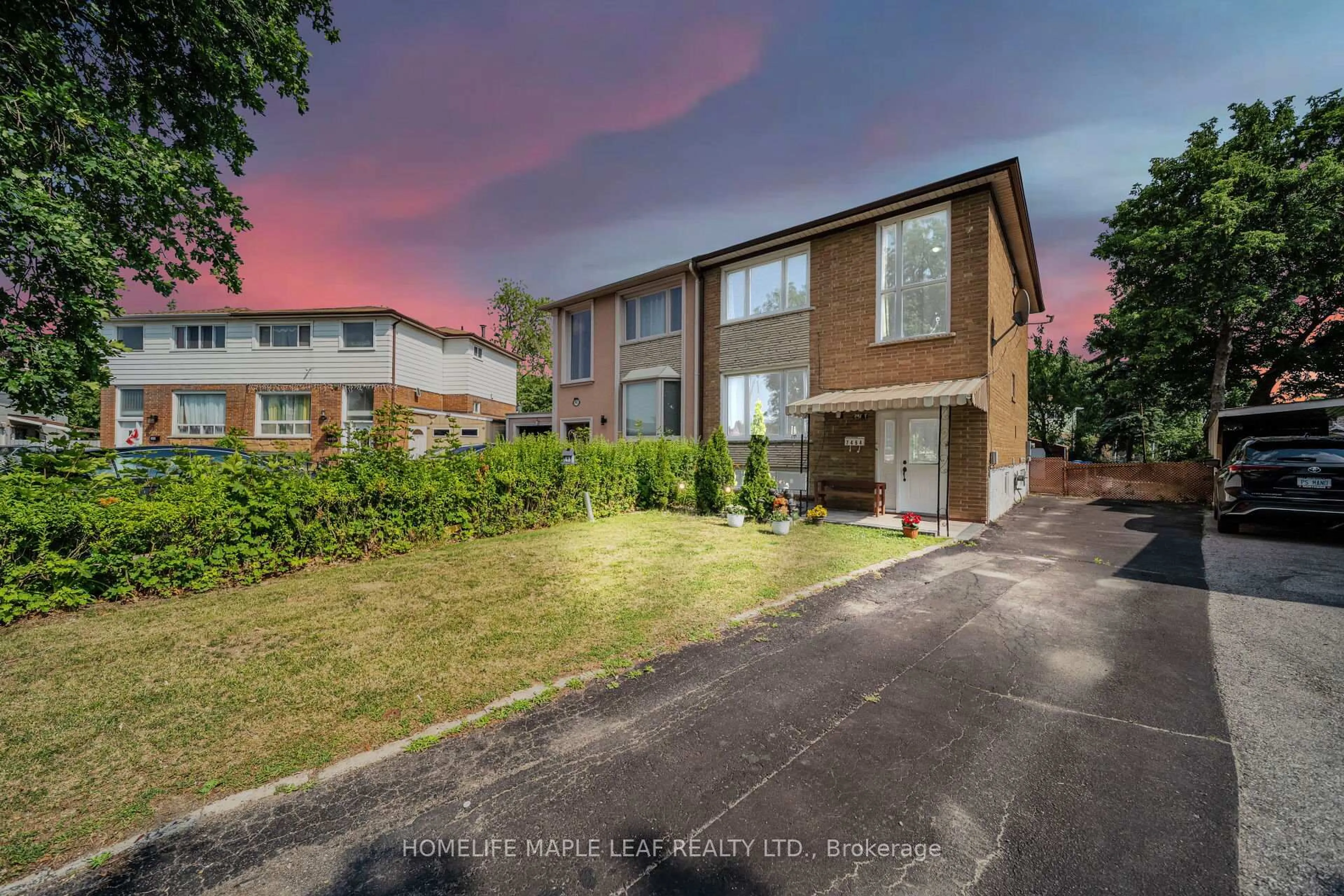 A pic from outside/outdoor area/front of a property/back of a property/a pic from drone, street for 7464 Homeside Gdns, Mississauga Ontario L4T 2A7