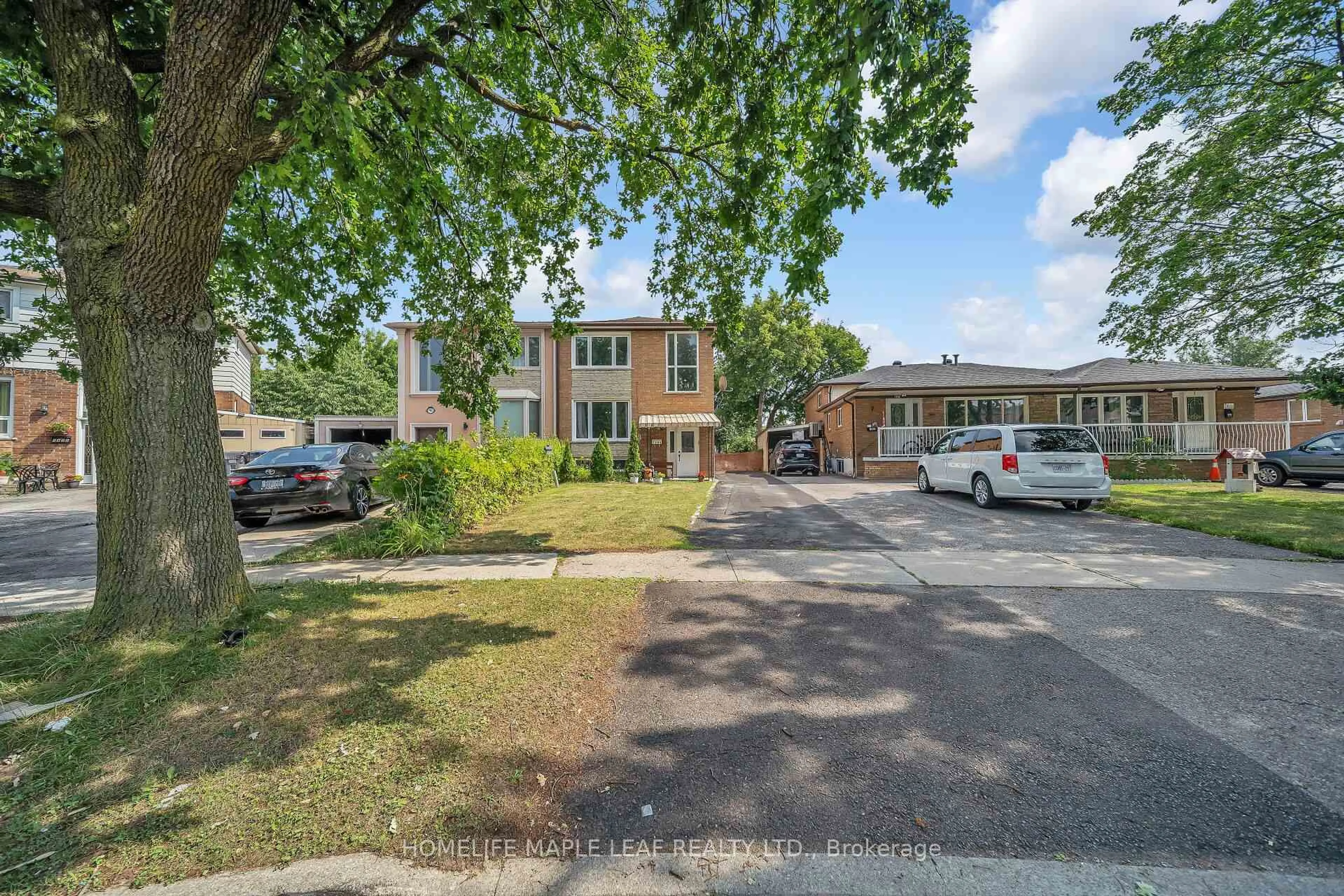 A pic from outside/outdoor area/front of a property/back of a property/a pic from drone, street for 7464 Homeside Gdns, Mississauga Ontario L4T 2A7