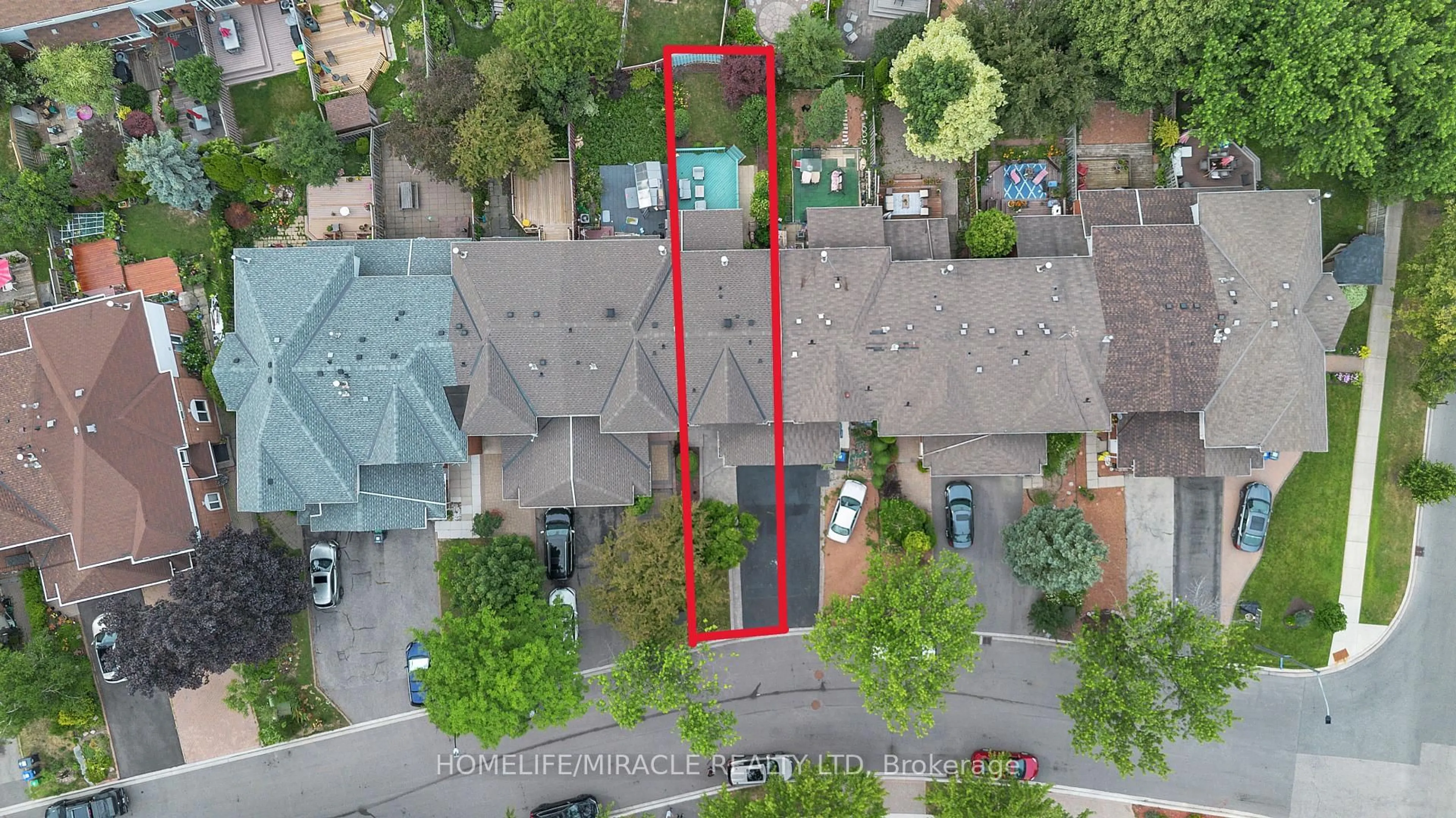 A pic from outside/outdoor area/front of a property/back of a property/a pic from drone, street for 2655 Lindholm Cres, Mississauga Ontario L5M 4P5