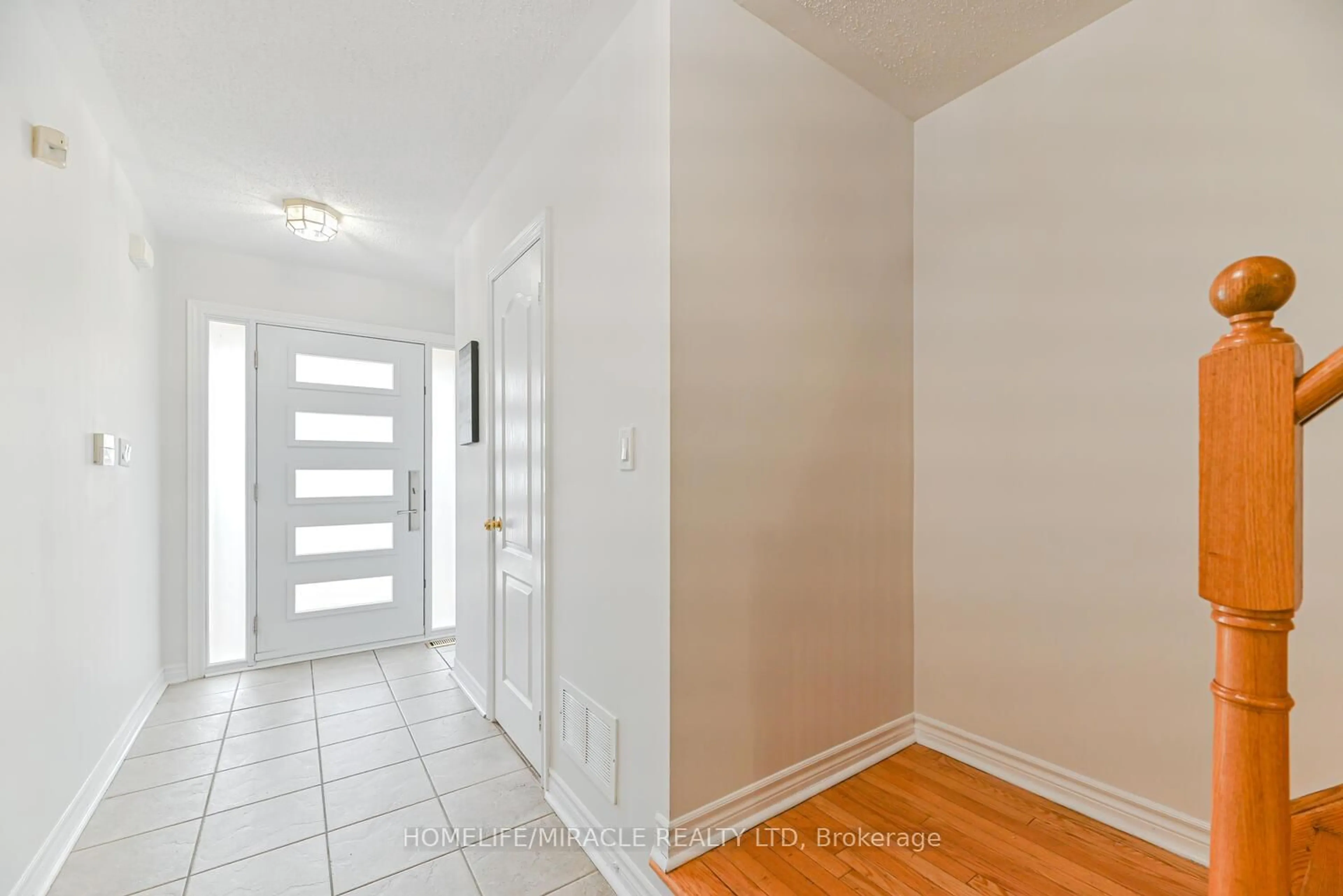Indoor entryway for 40 Janda Crt, Toronto Ontario M9W 0A5