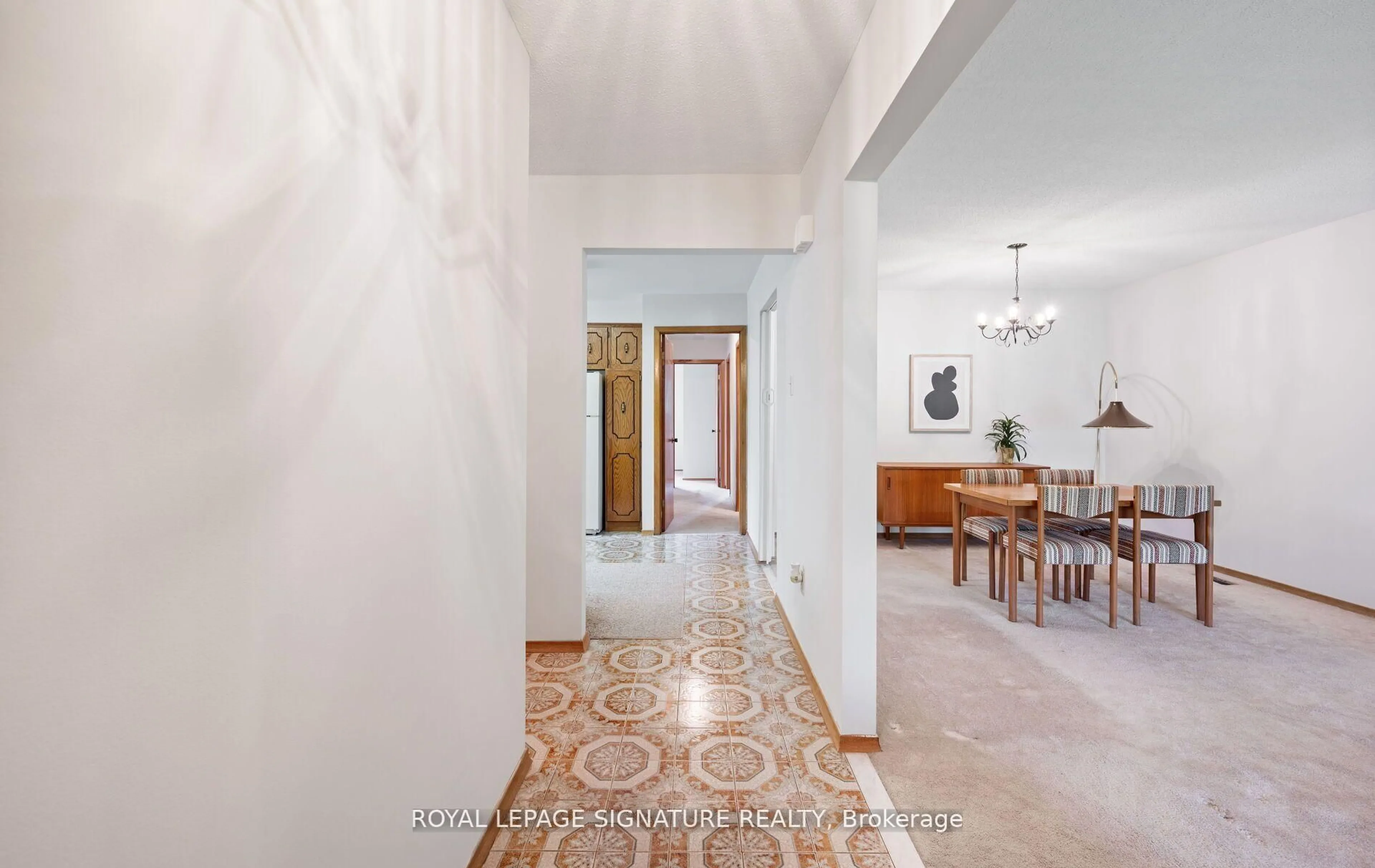 Indoor foyer for 100 Madison St, Brampton Ontario L6S 3C5
