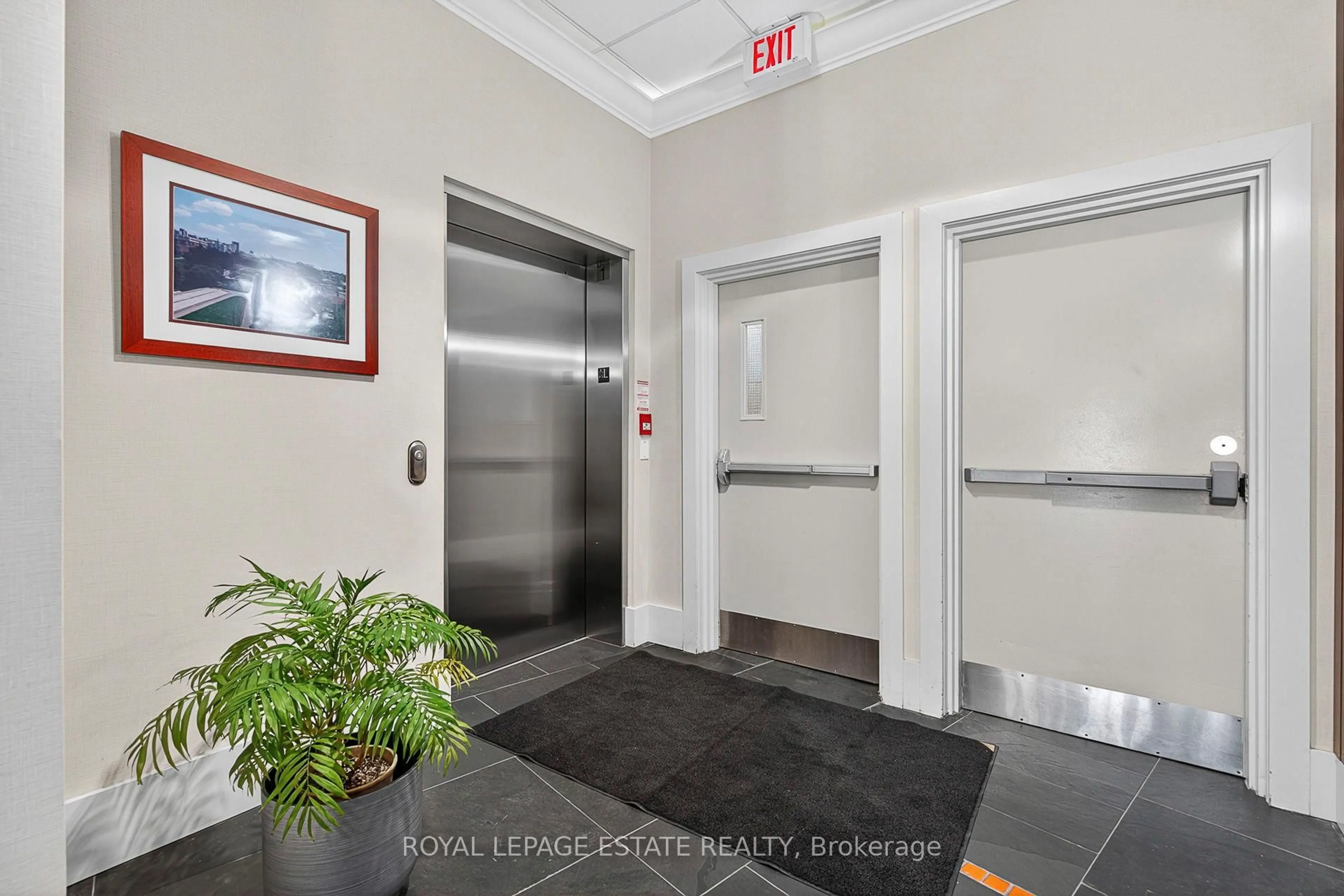 Indoor foyer for 550 Hopewell Ave #301, Toronto Ontario M6E 2S6