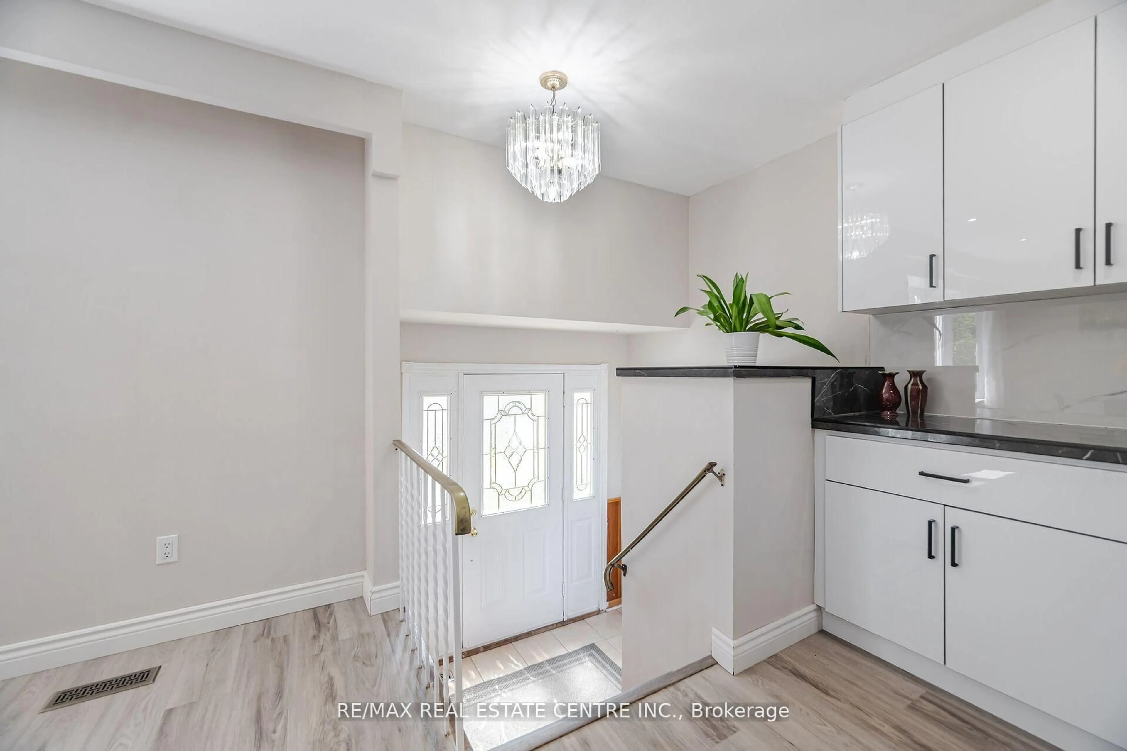 Indoor entryway for 2203 Council Ring Rd, Mississauga Ontario L5L 1B6