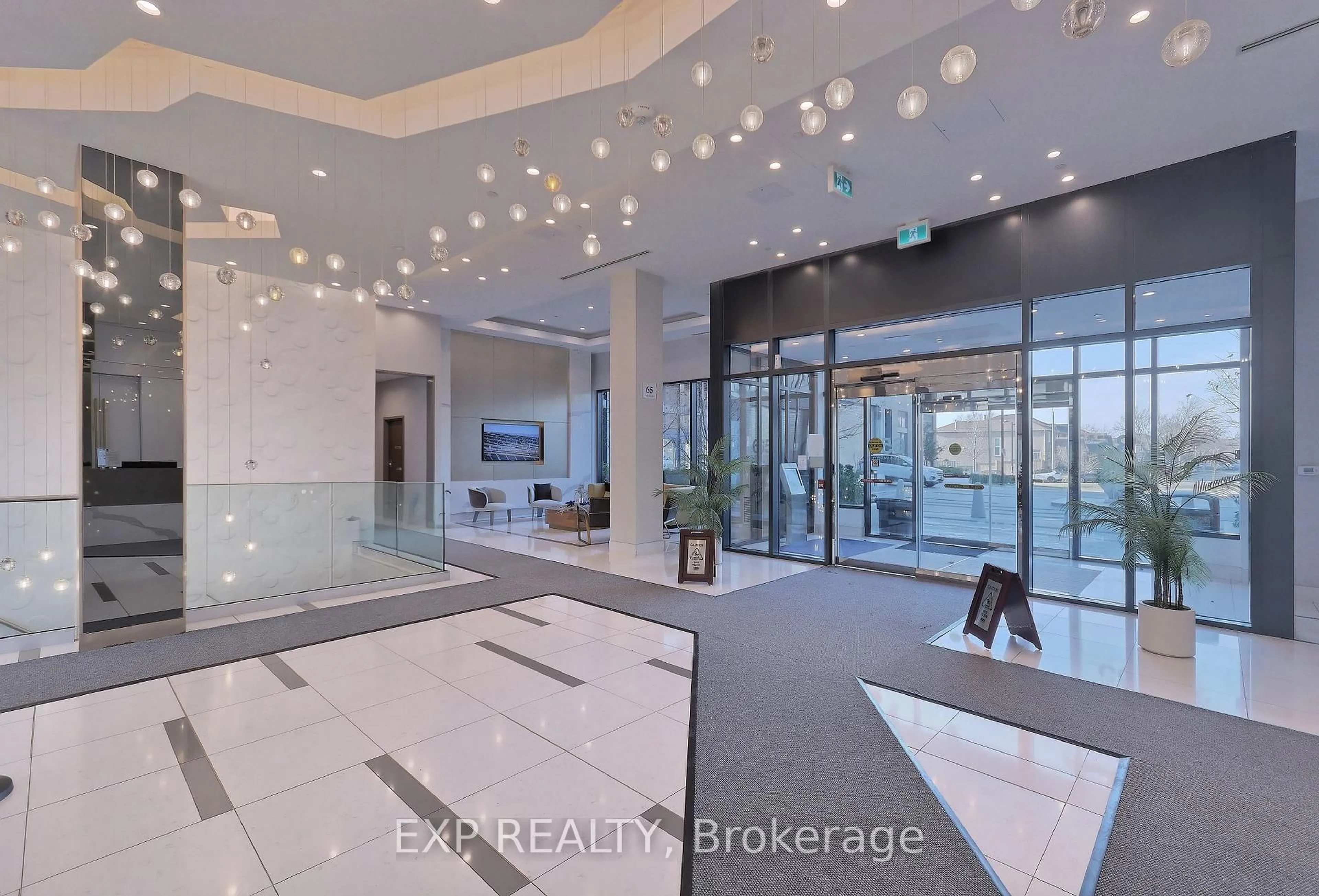 Indoor foyer for 35 Watergarden Dr #2815, Mississauga Ontario L5R 0G8