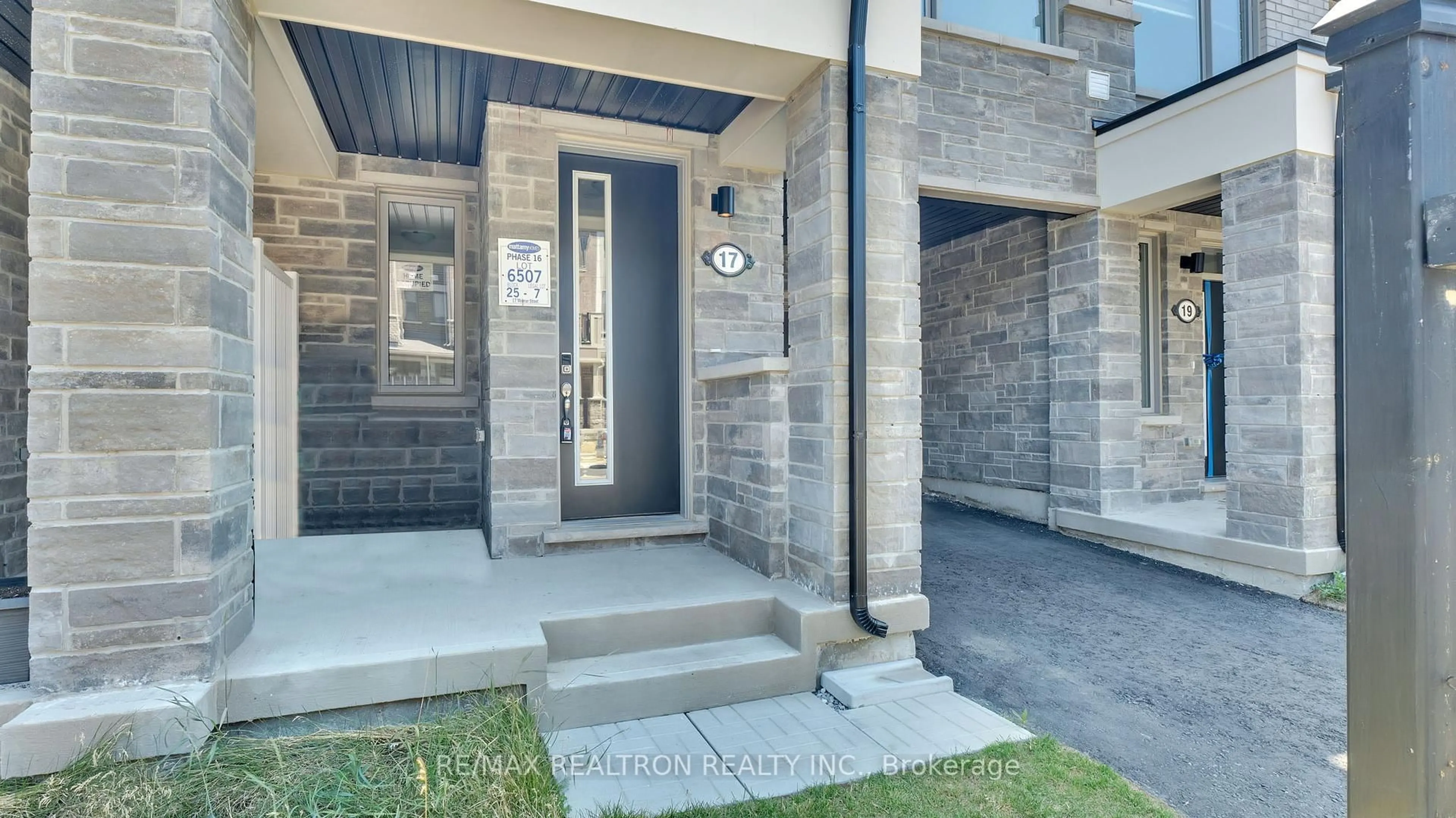 Indoor entryway for 17 Melmar St, Brampton Ontario L7A 0B6
