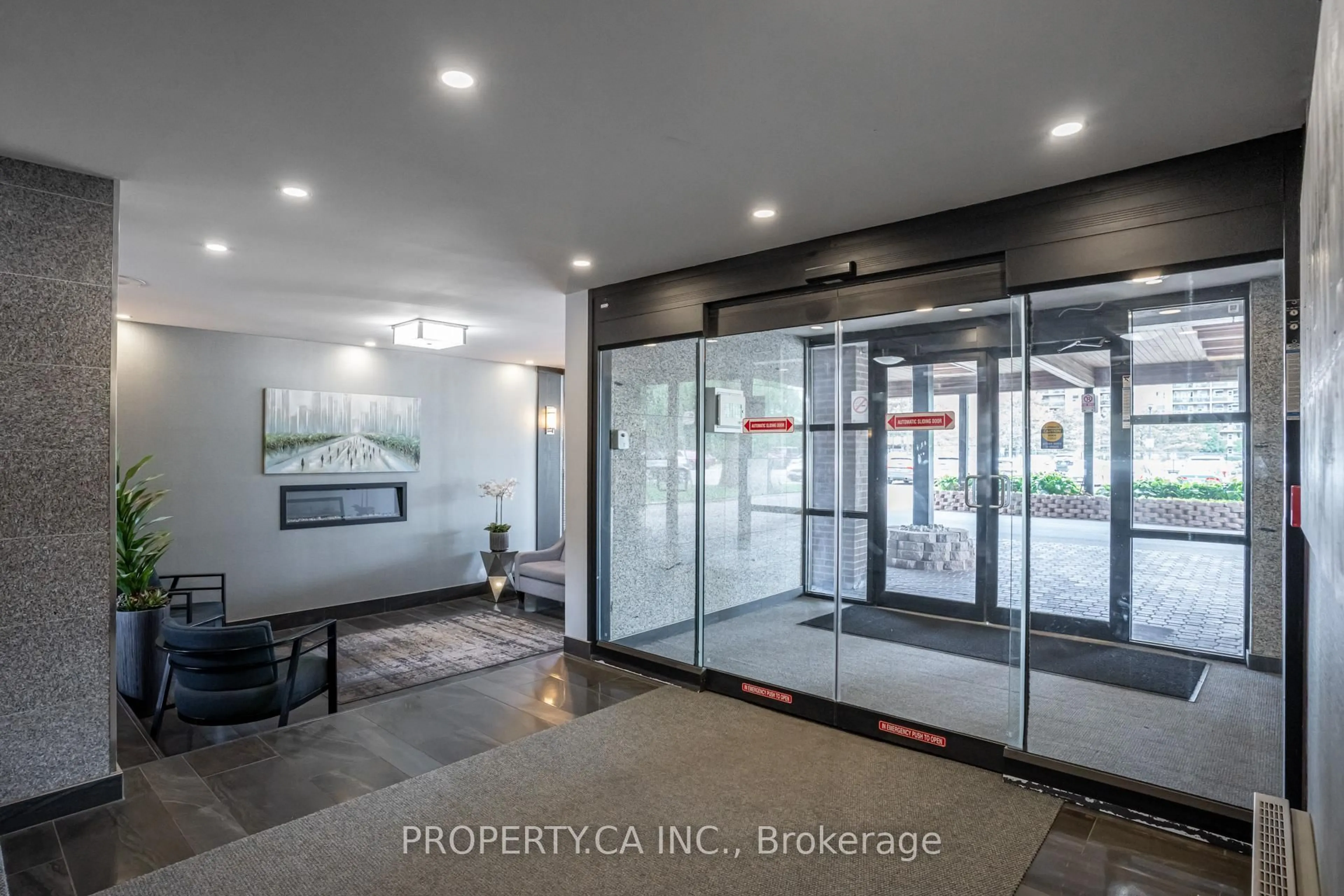 Indoor foyer for 1660 Bloor St #803, Mississauga Ontario L4X 1R9