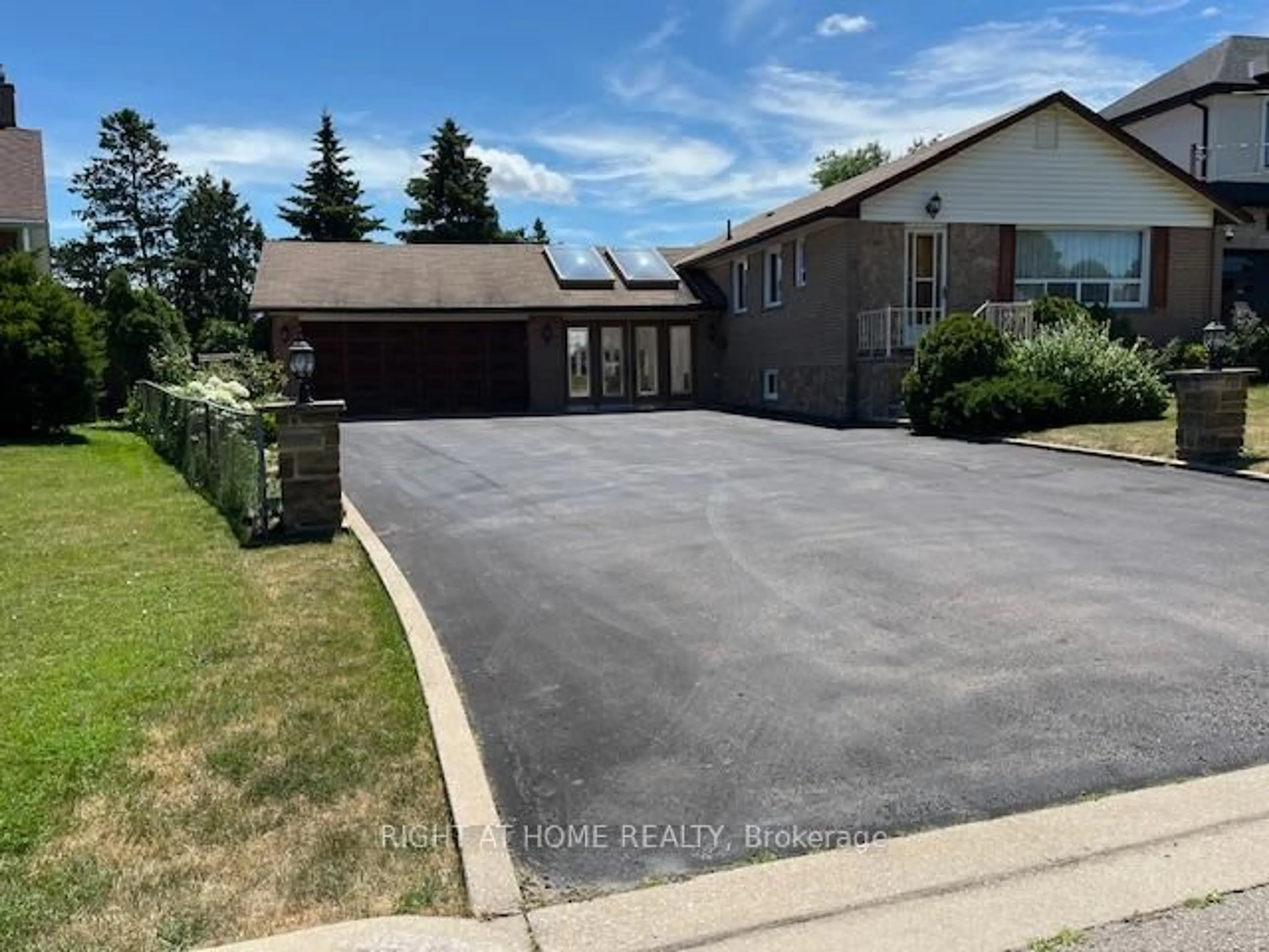 A pic from outside/outdoor area/front of a property/back of a property/a pic from drone, street for 17 Maldaver Ave, Mississauga Ontario L5M 1W4