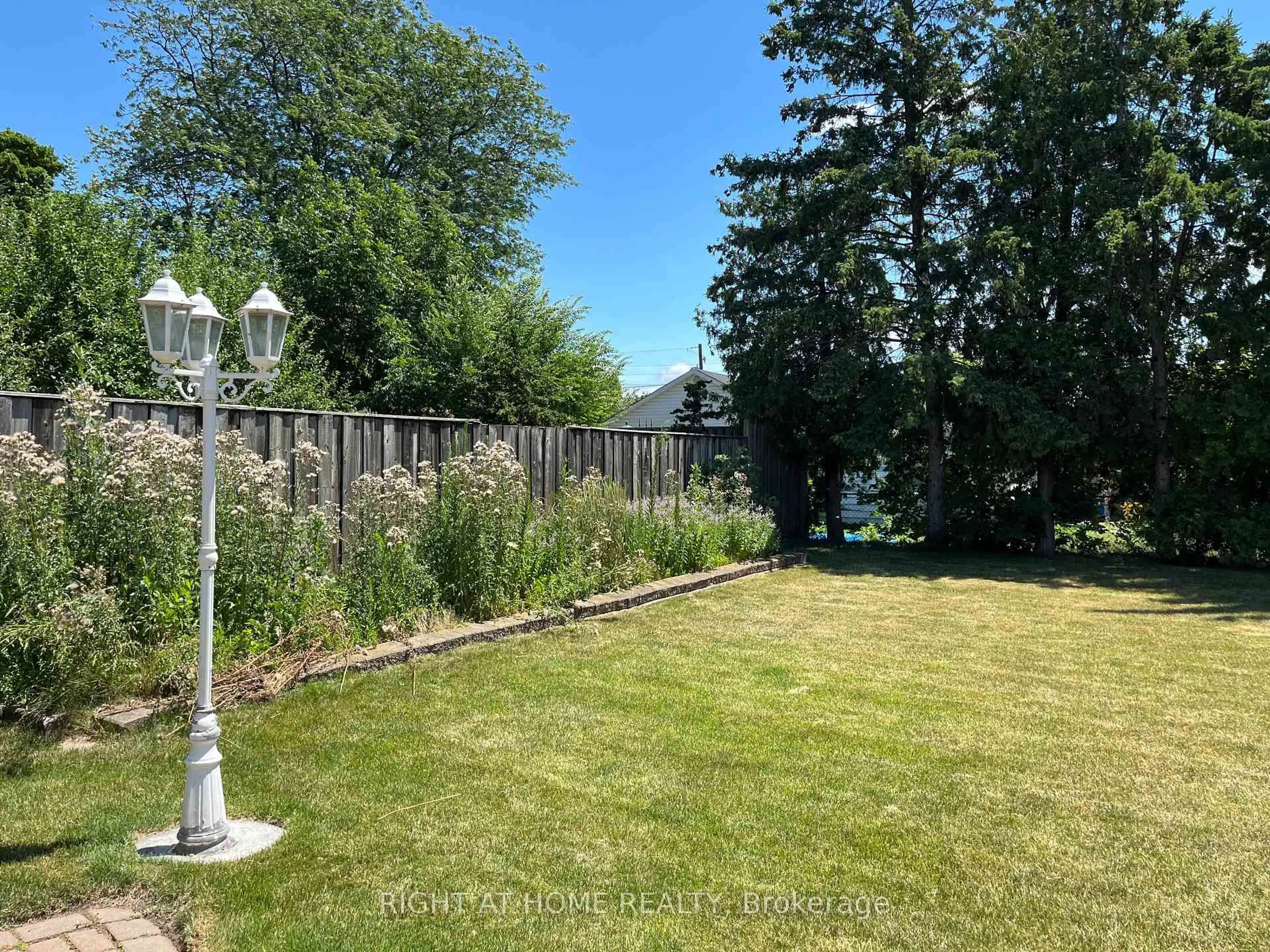A pic from outside/outdoor area/front of a property/back of a property/a pic from drone, water/lake/river/ocean view for 17 Maldaver Ave, Mississauga Ontario L5M 1W4