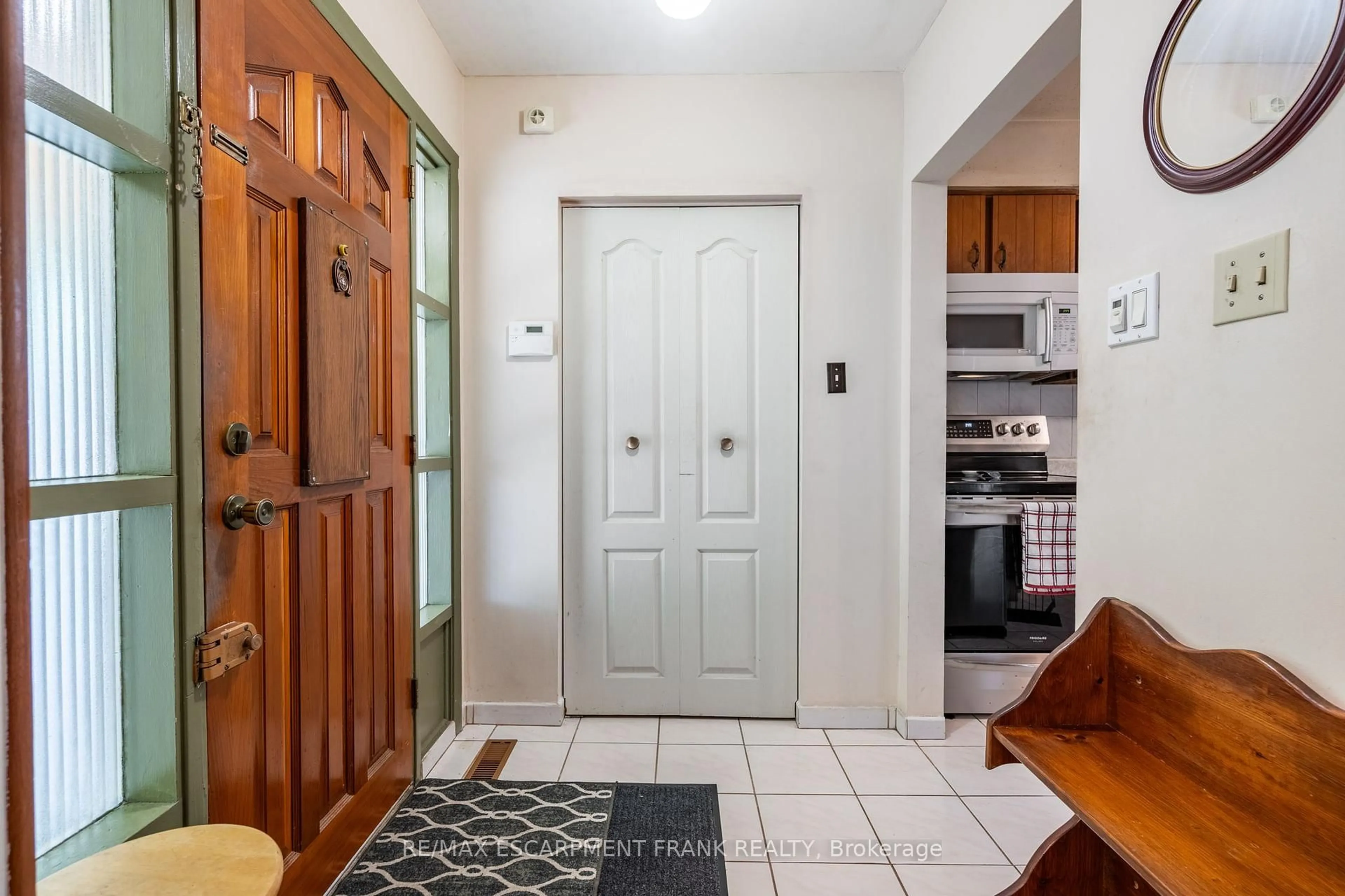Indoor entryway for 1720 KIRKWALL Cres, Mississauga Ontario L4X 1N7