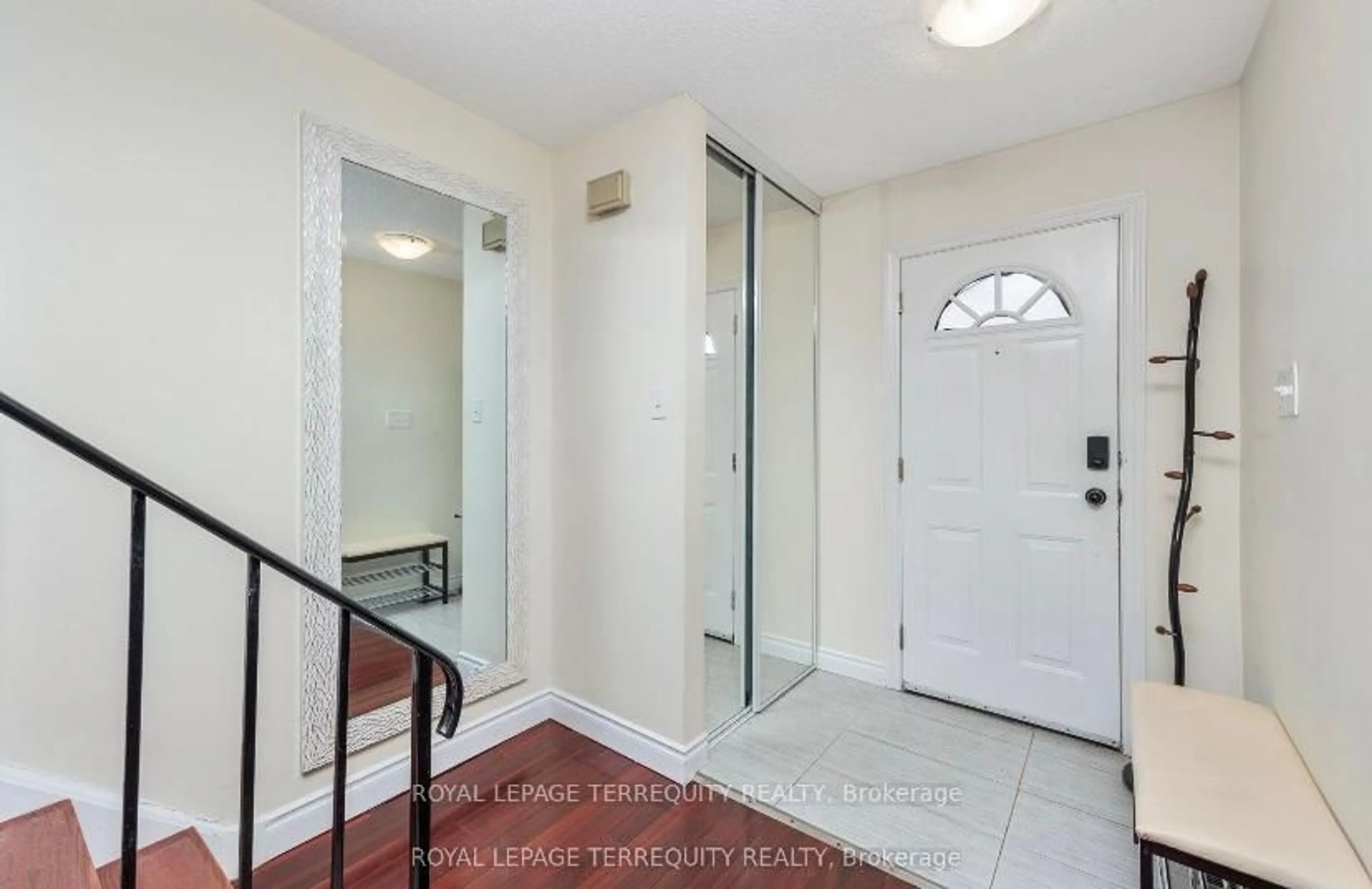 Indoor entryway for 1050 Shawnmarr Rd #45, Mississauga Ontario L5H 3V1