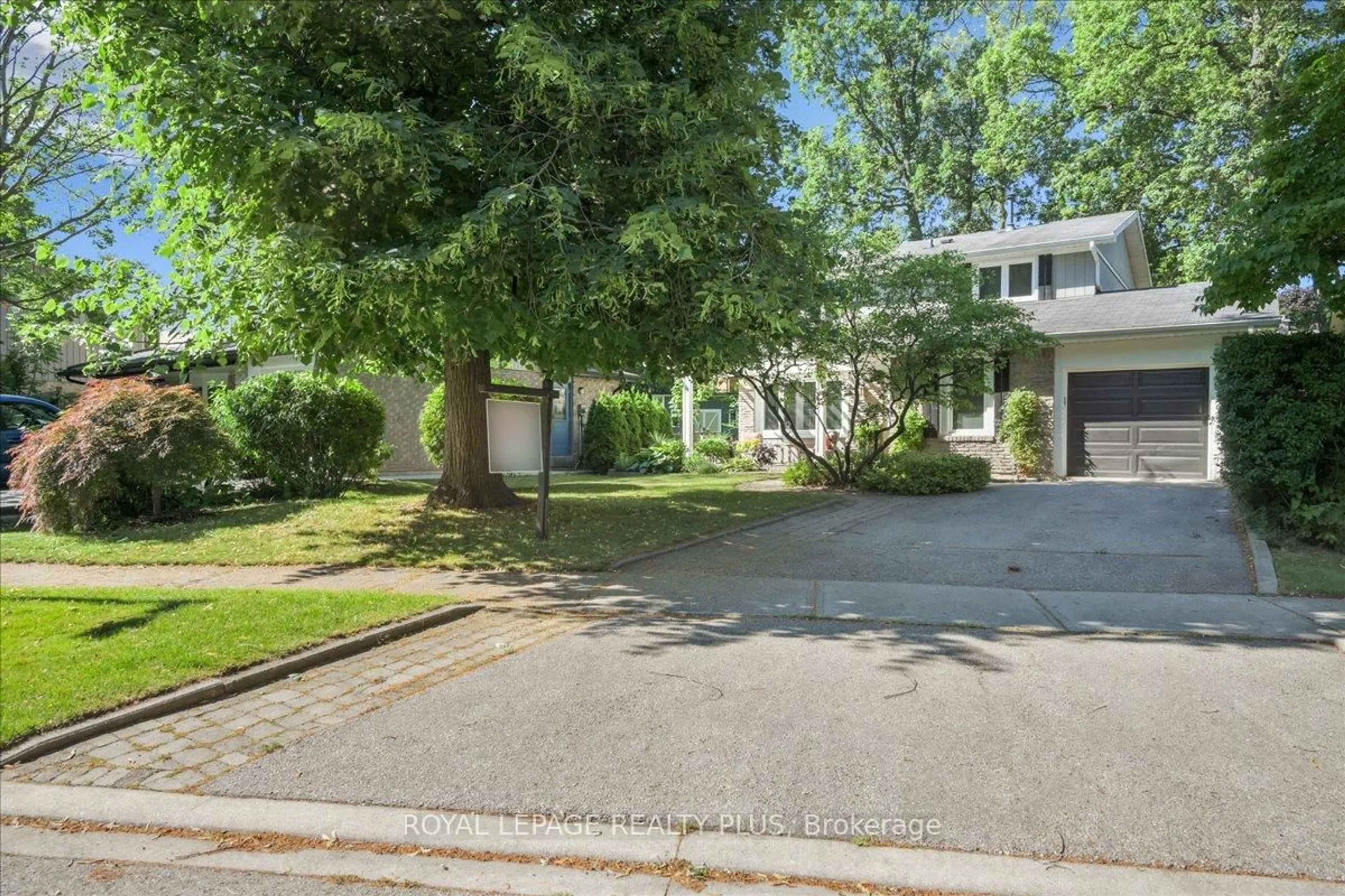 A pic from outside/outdoor area/front of a property/back of a property/a pic from drone, street for 3413 Autumnleaf Cres, Mississauga Ontario L5L 1K6
