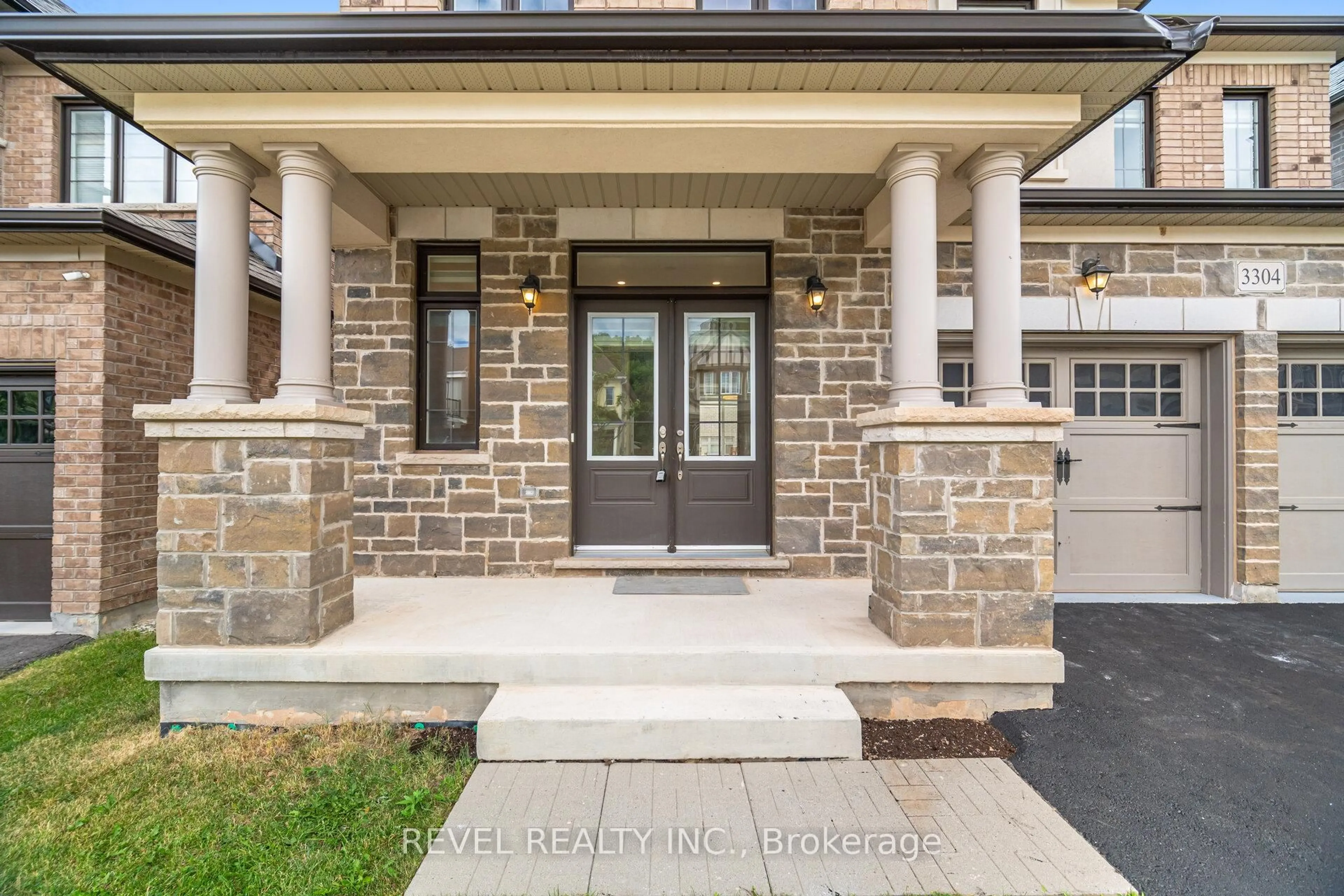 Indoor entryway for 3304 Vernon Powell Dr, Oakville Ontario L6H 0Y4
