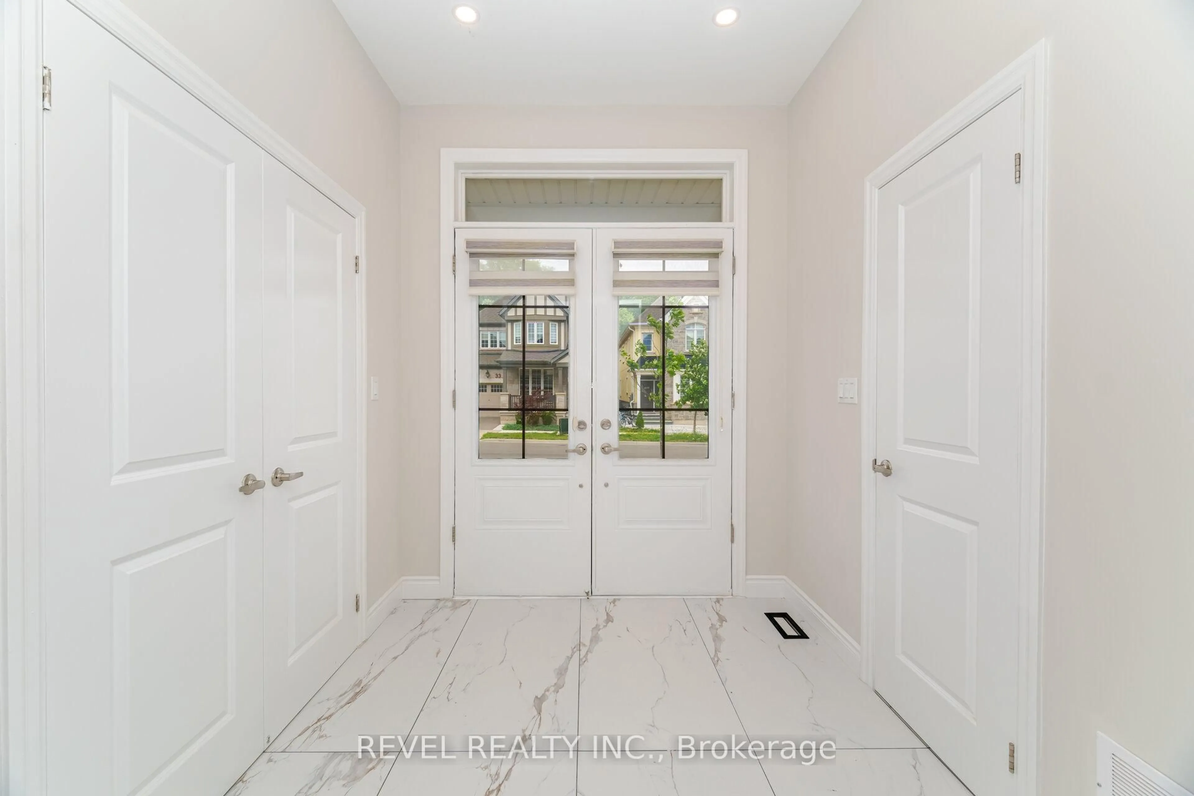 Indoor entryway for 3304 Vernon Powell Dr, Oakville Ontario L6H 0Y4