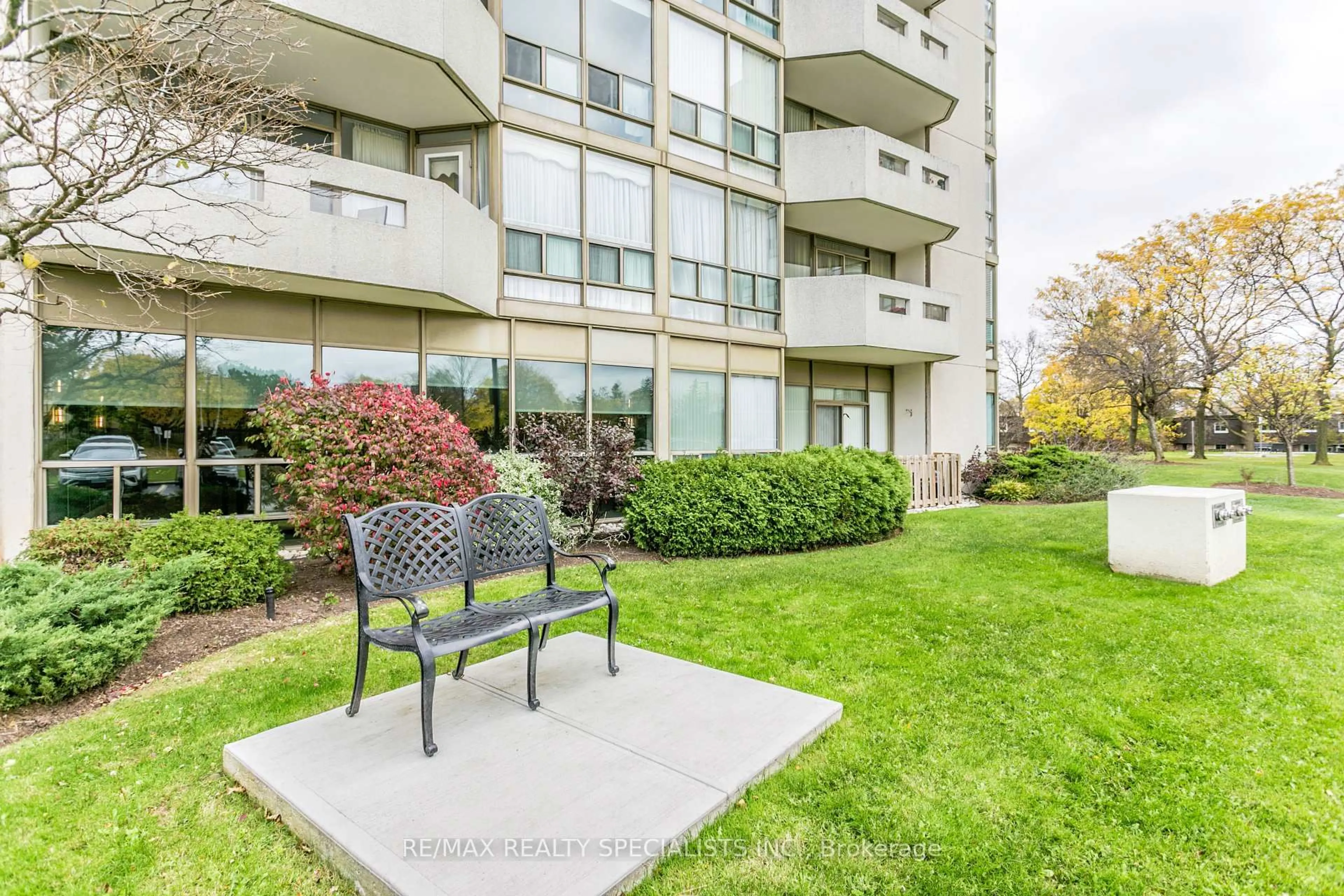 Patio, unknown for 5080 Pinedale Ave #403, Burlington Ontario L7L 5V7