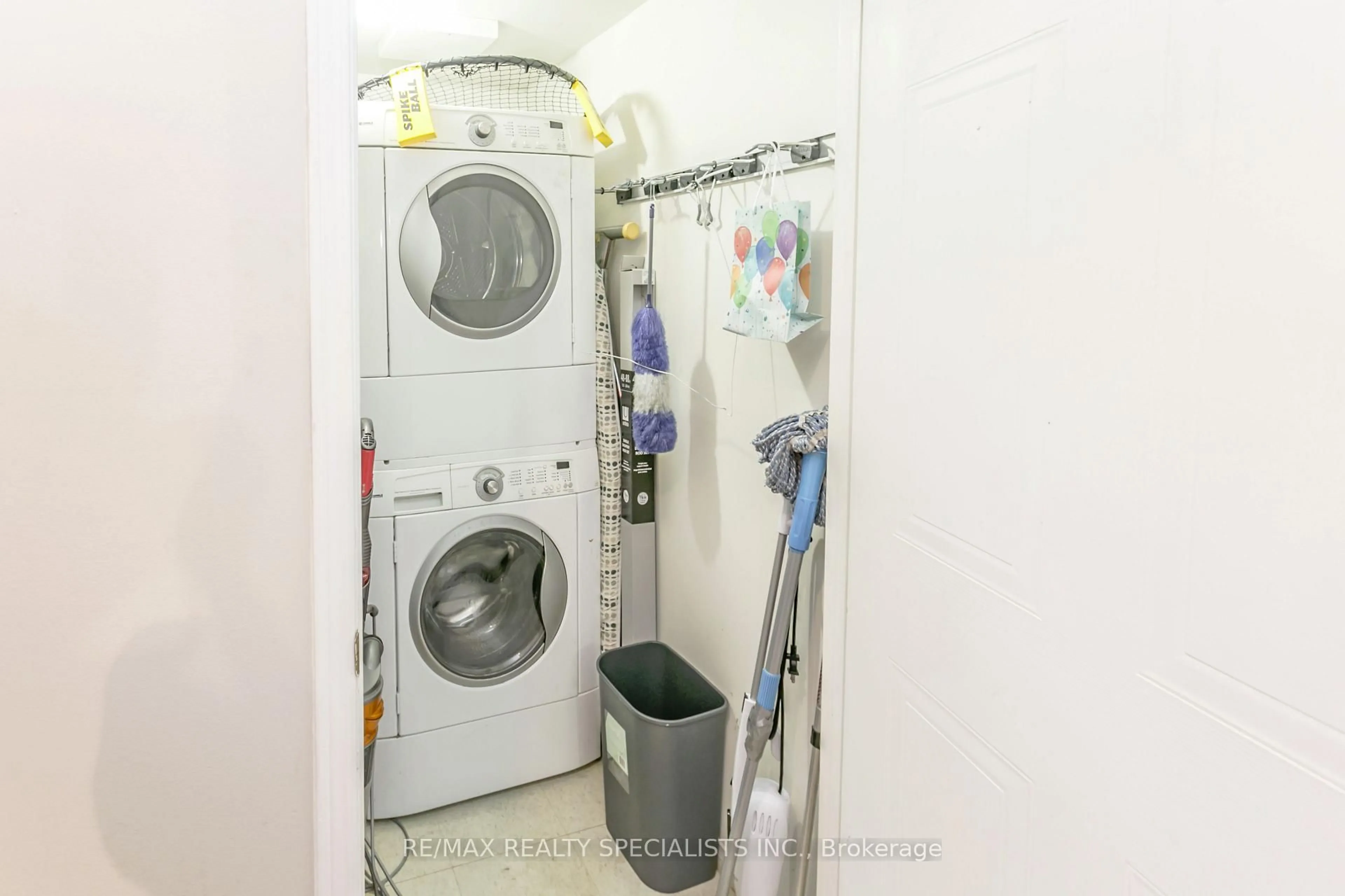 Laundry room for 5080 Pinedale Ave #403, Burlington Ontario L7L 5V7