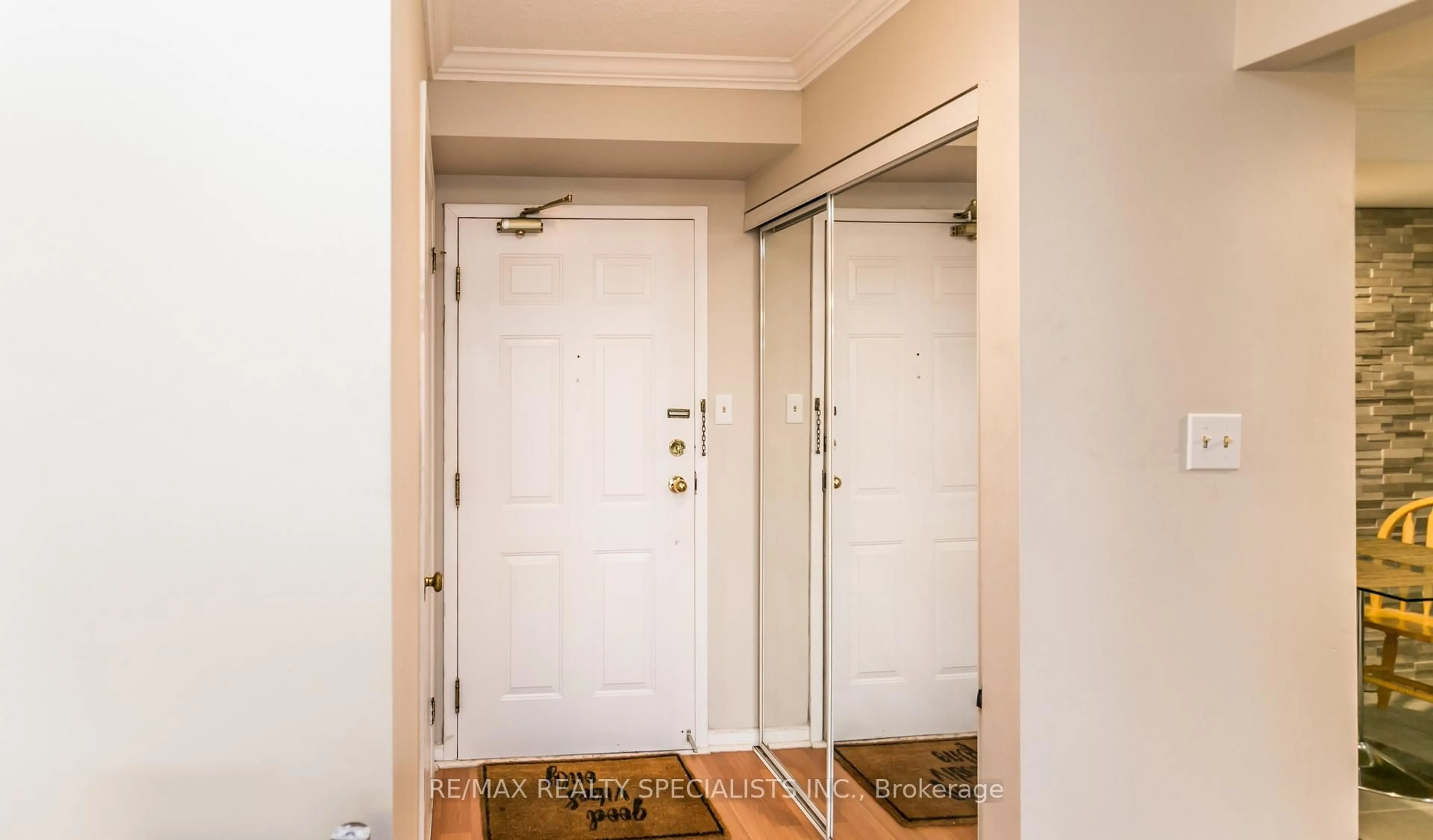 Indoor entryway for 5080 Pinedale Ave #403, Burlington Ontario L7L 5V7