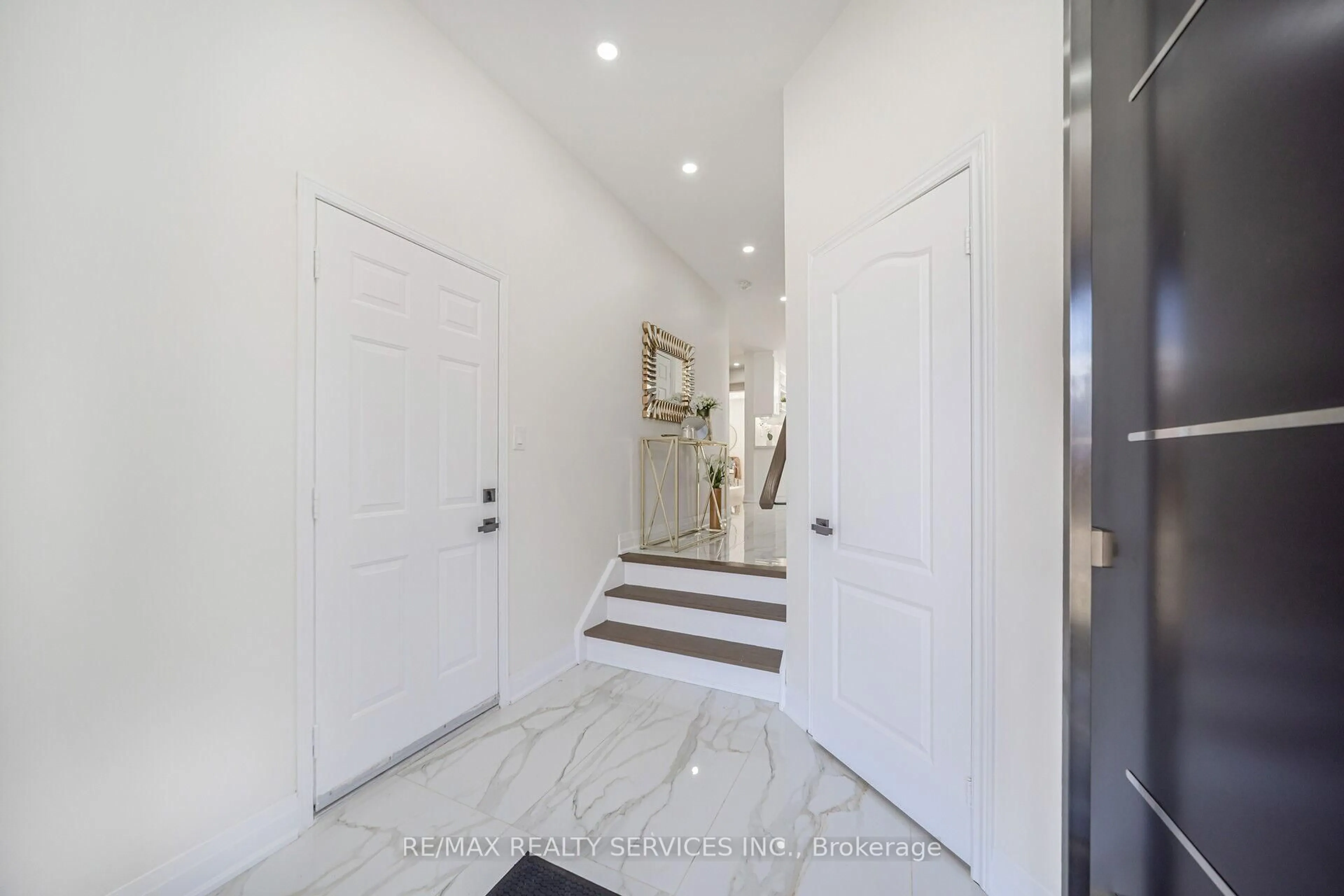 Indoor entryway for 10 Linderwood Dr, Brampton Ontario L7A 1R7