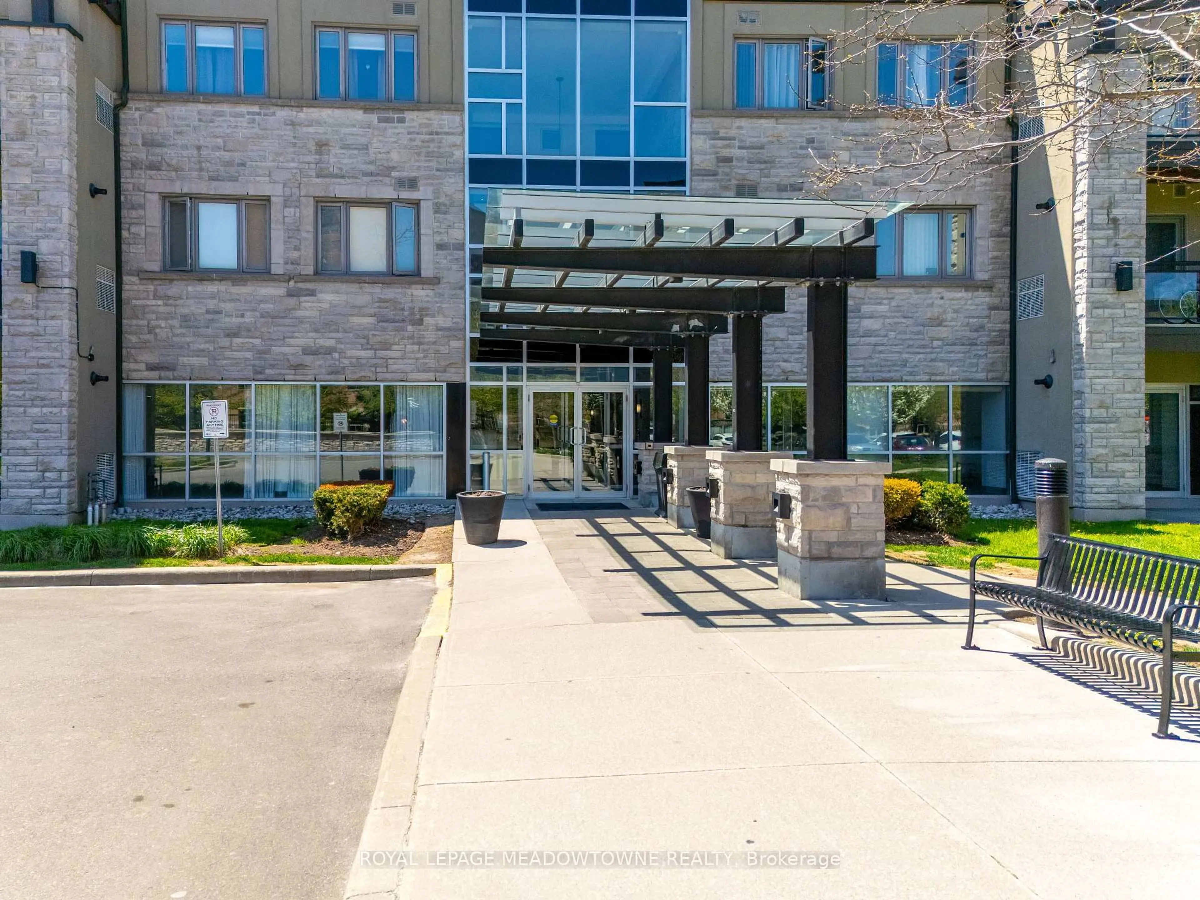 Indoor foyer for 570 Lolita Gdns #125, Mississauga Ontario L5A 0A1