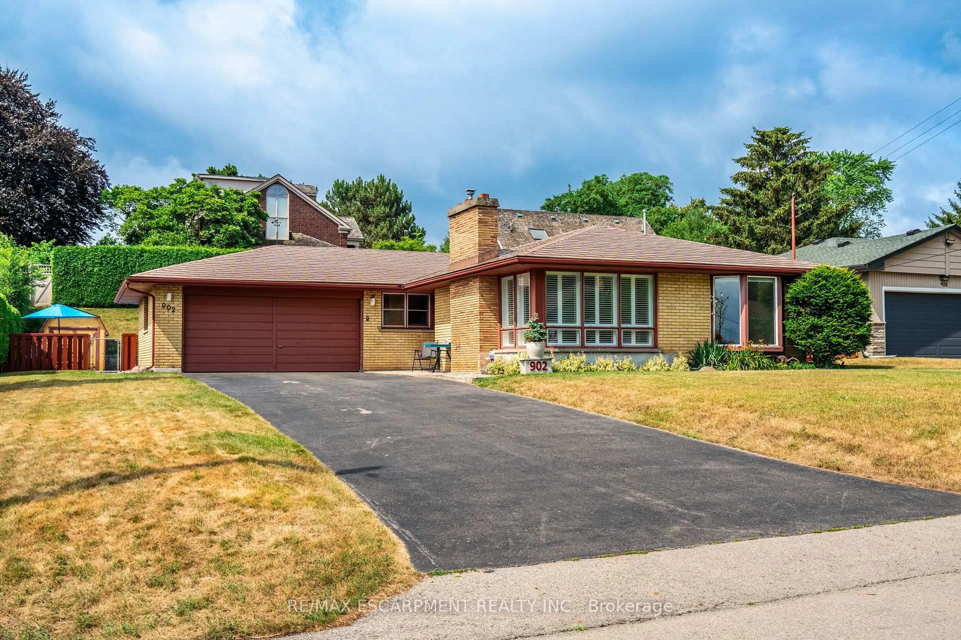 Home with brick exterior material, street for 902 North Shore Blvd, Burlington Ontario L7T 1A8
