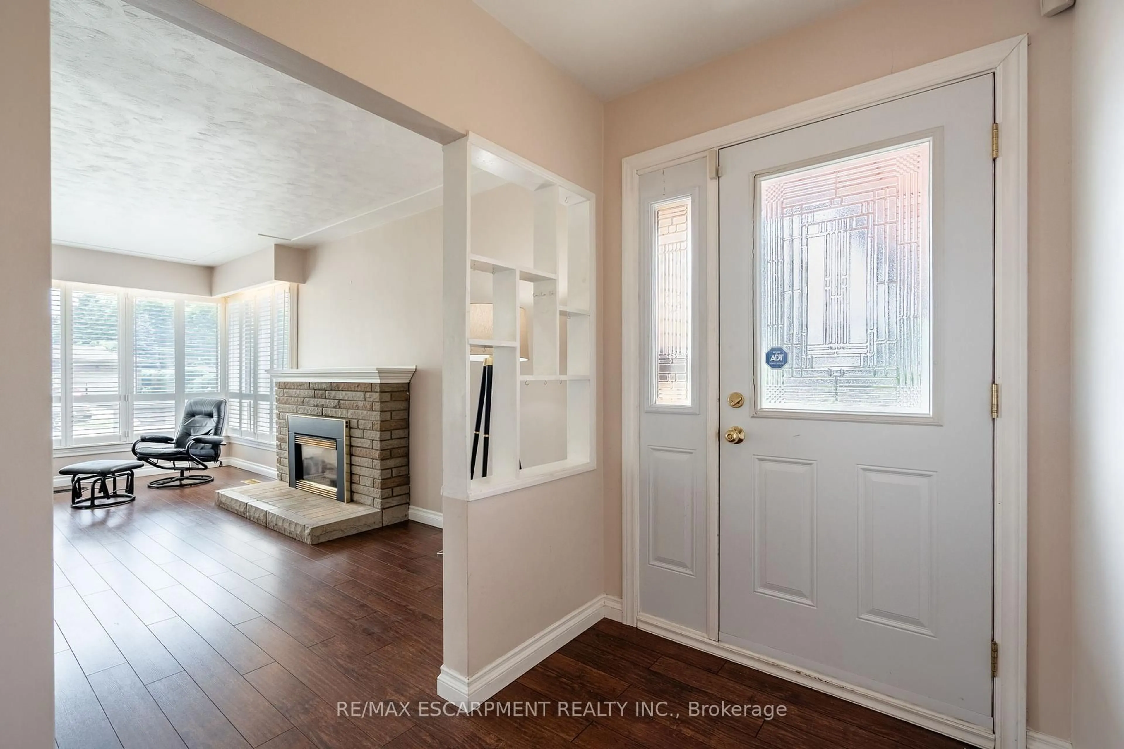 Indoor entryway for 902 North Shore Blvd, Burlington Ontario L7T 1A8