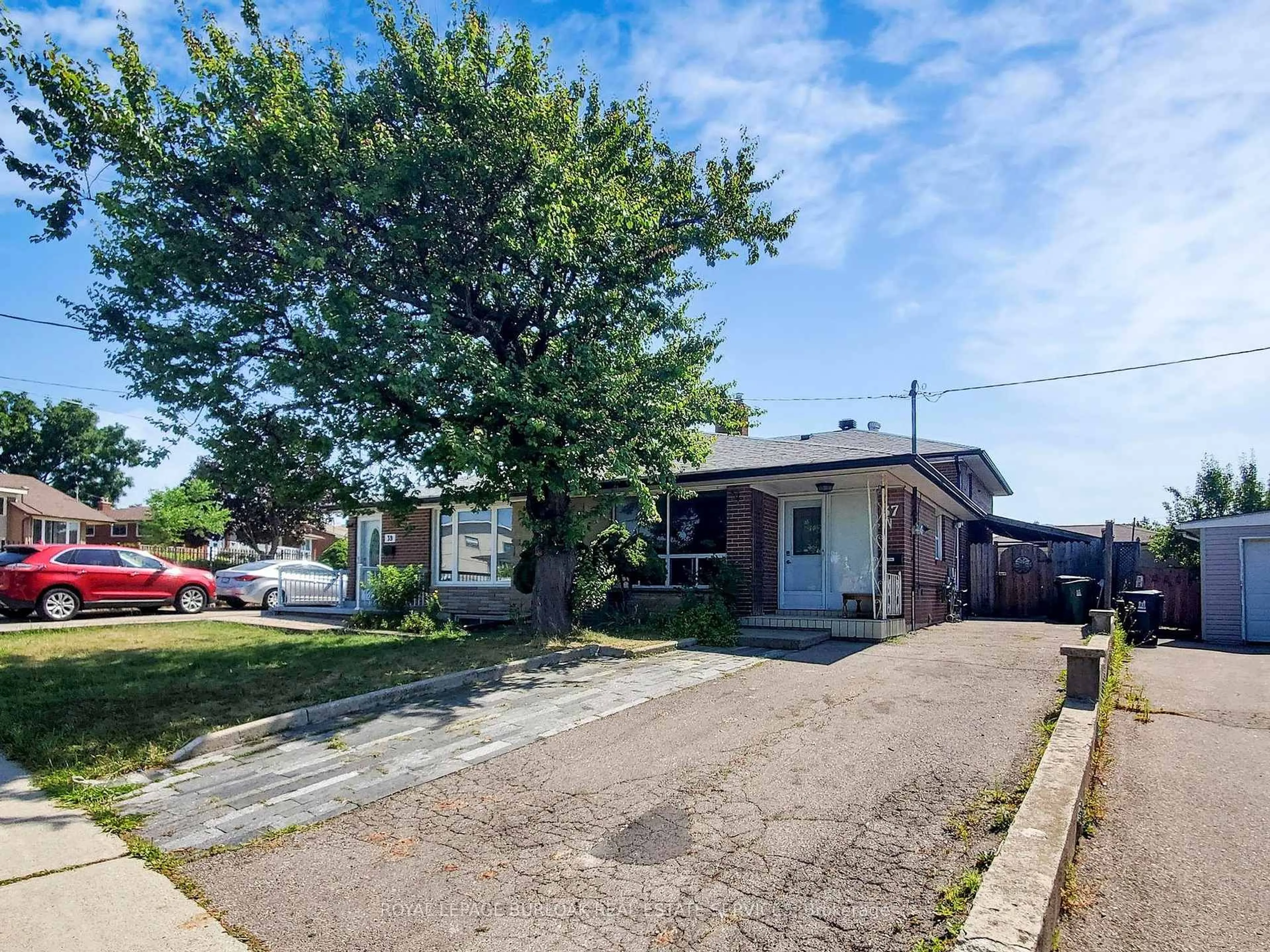 A pic from outside/outdoor area/front of a property/back of a property/a pic from drone, street for 37 Hucknall Rd, Toronto Ontario M3J 1V7
