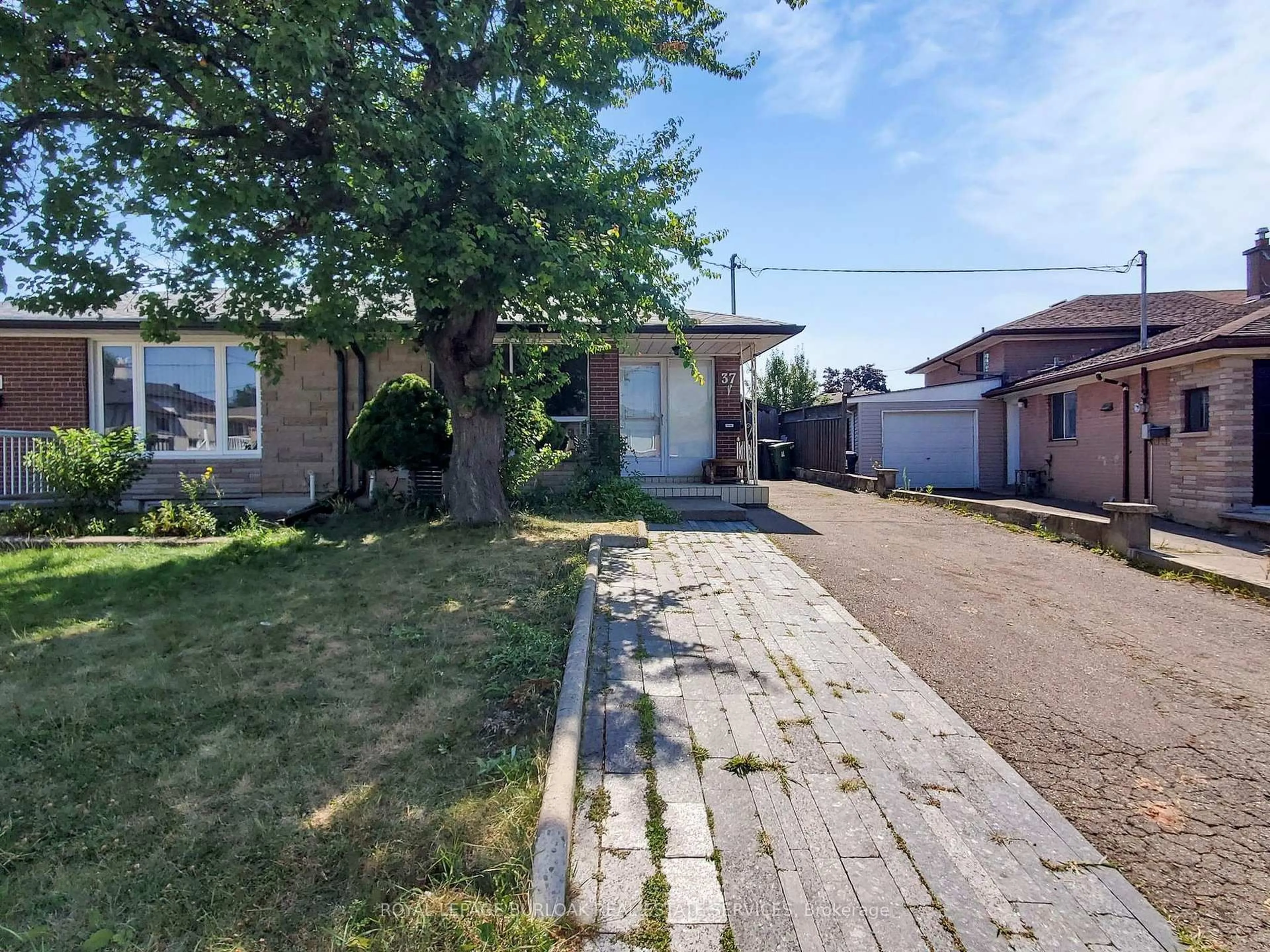 A pic from outside/outdoor area/front of a property/back of a property/a pic from drone, street for 37 Hucknall Rd, Toronto Ontario M3J 1V7