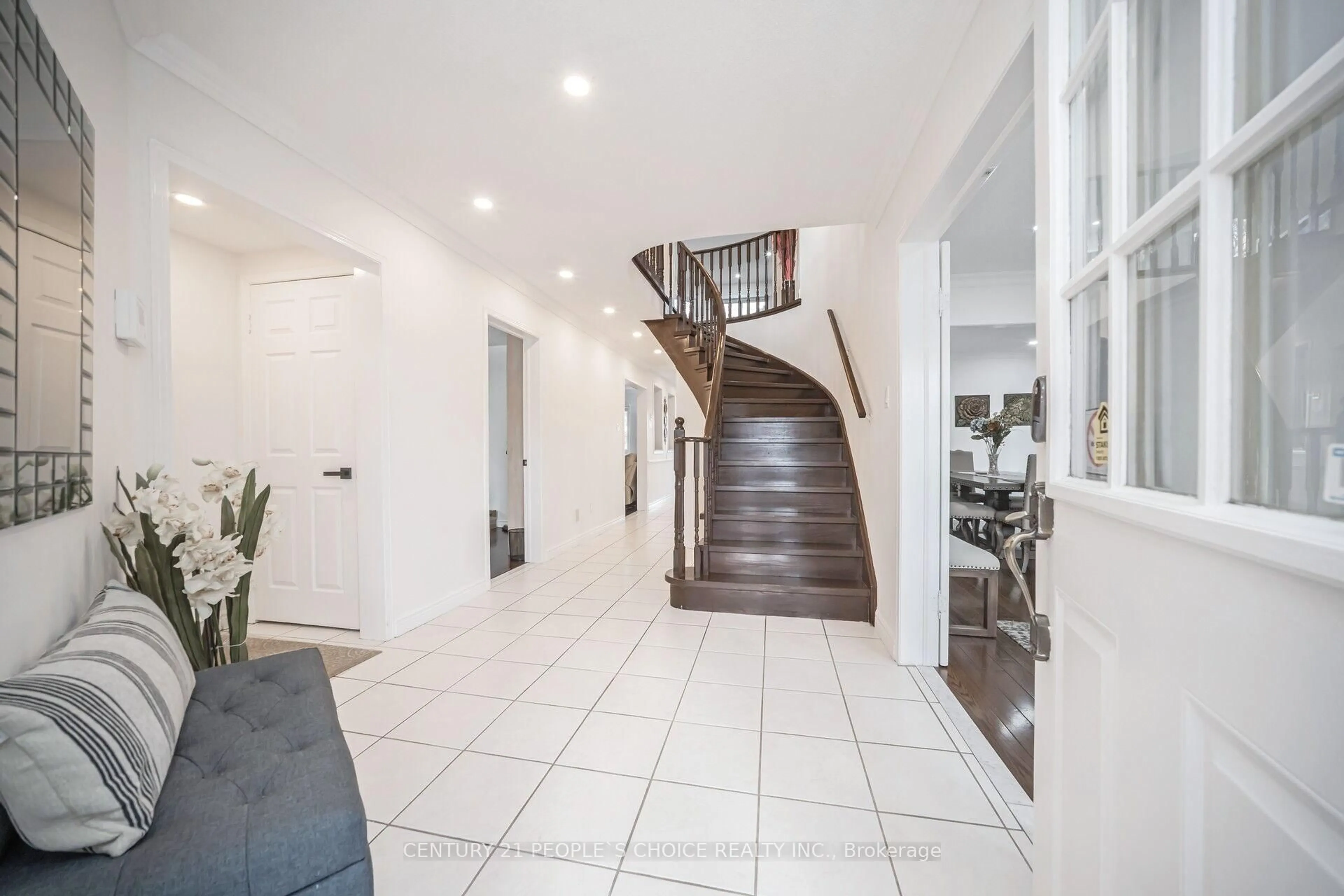 Indoor foyer for 18 BLACKWELL Pl, Brampton Ontario L6W 4M2