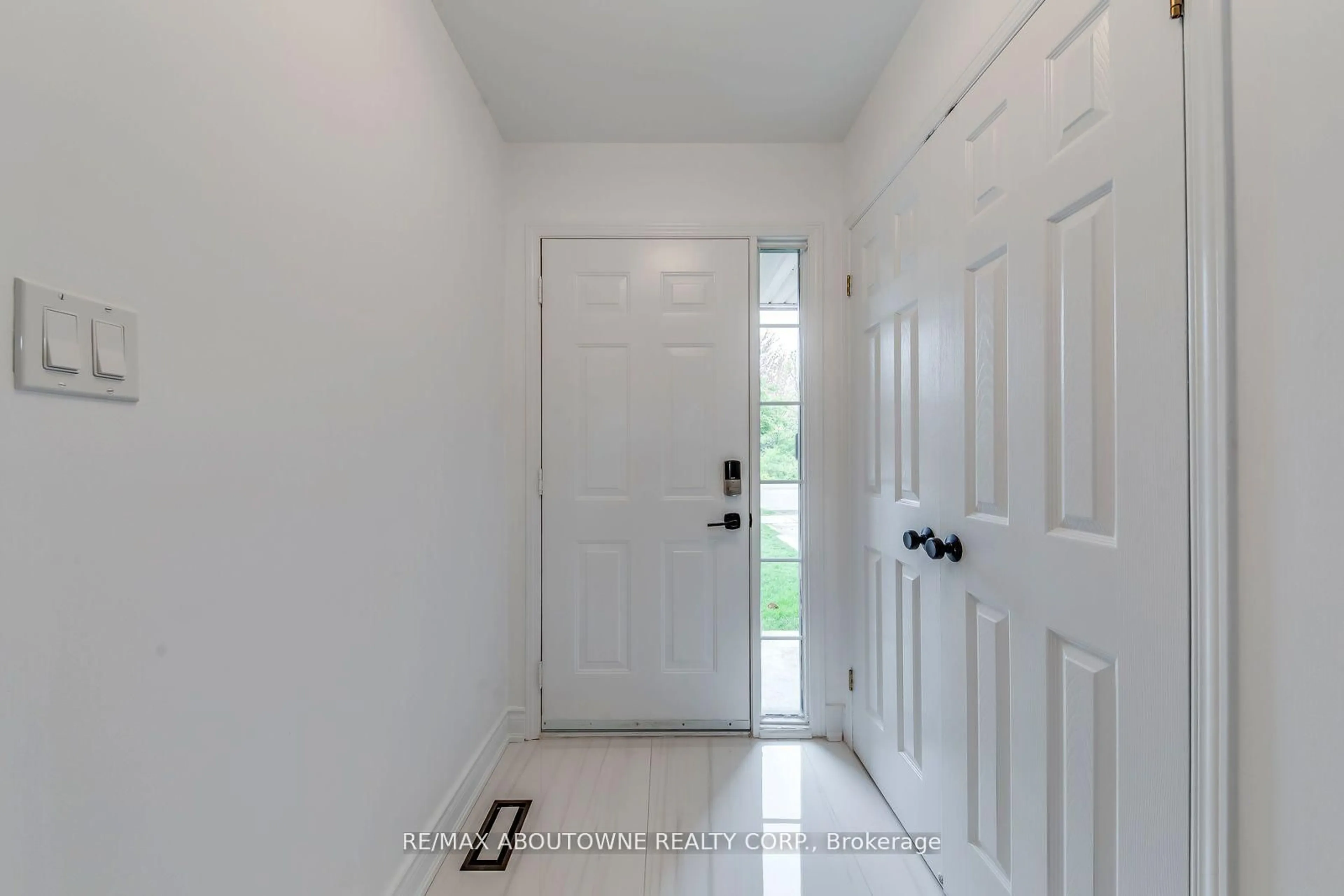Indoor entryway for 2246 Fairbairn Crt, Oakville Ontario L6M 4R2