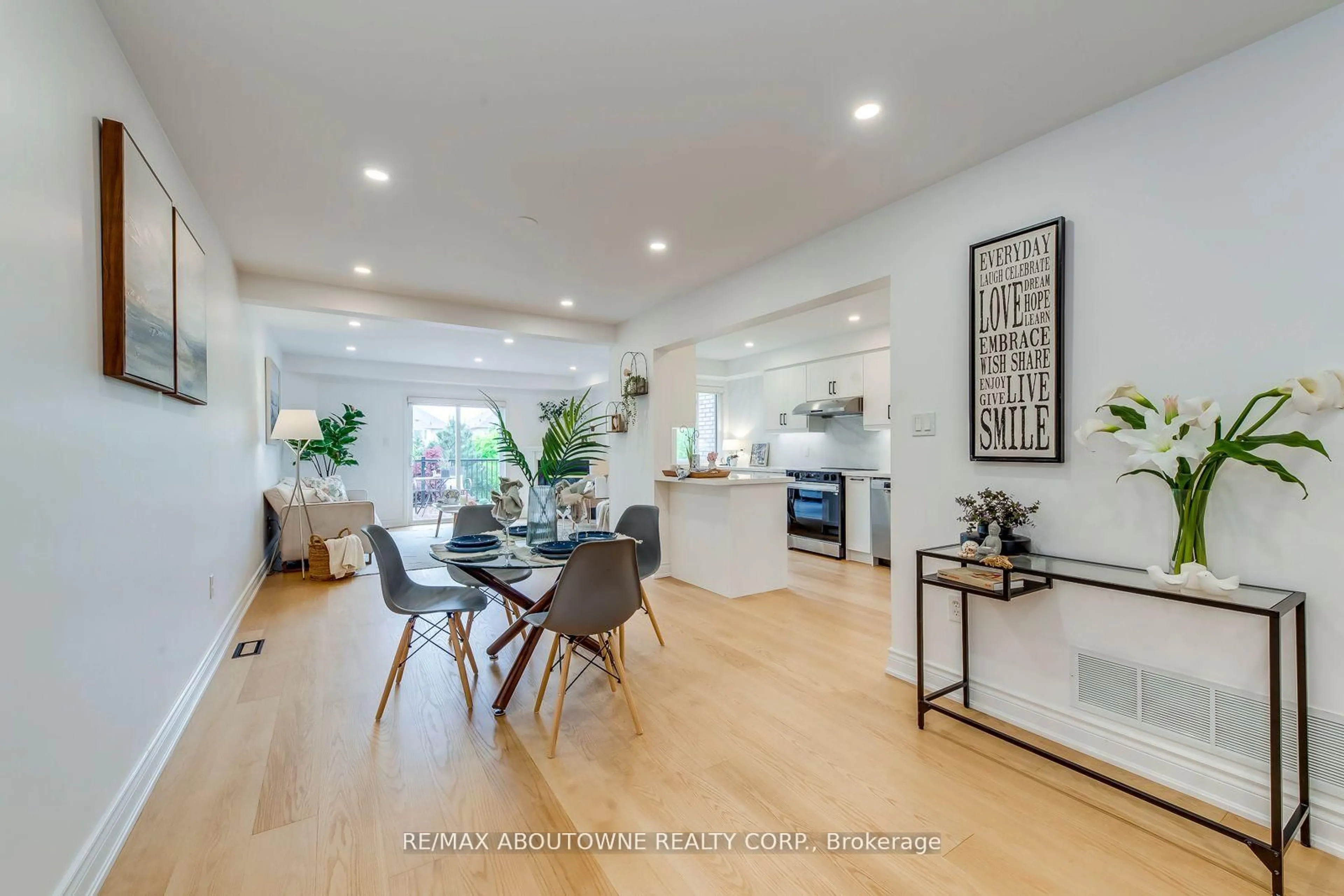 Open concept kitchen, wood/laminate floor for 2246 Fairbairn Crt, Oakville Ontario L6M 4R2