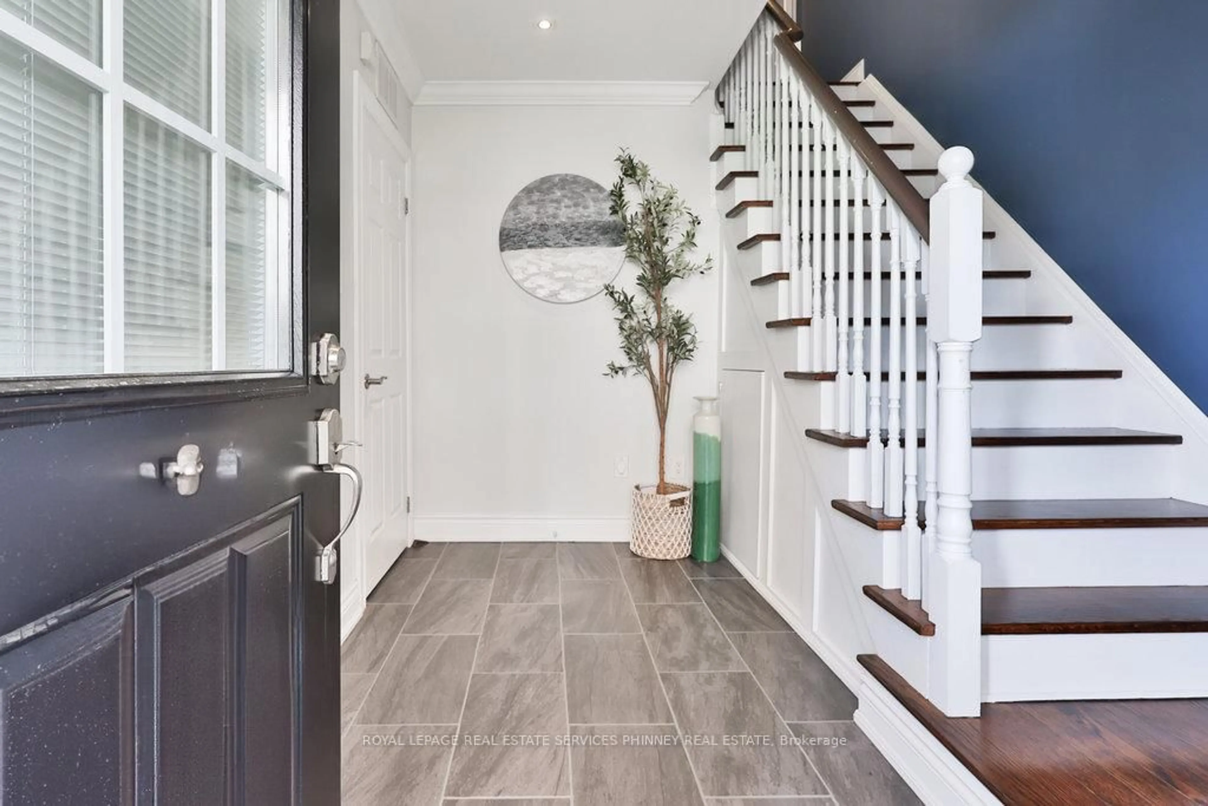 Indoor entryway for 2303 Central Park Dr #6, Oakville Ontario L6H 0E5