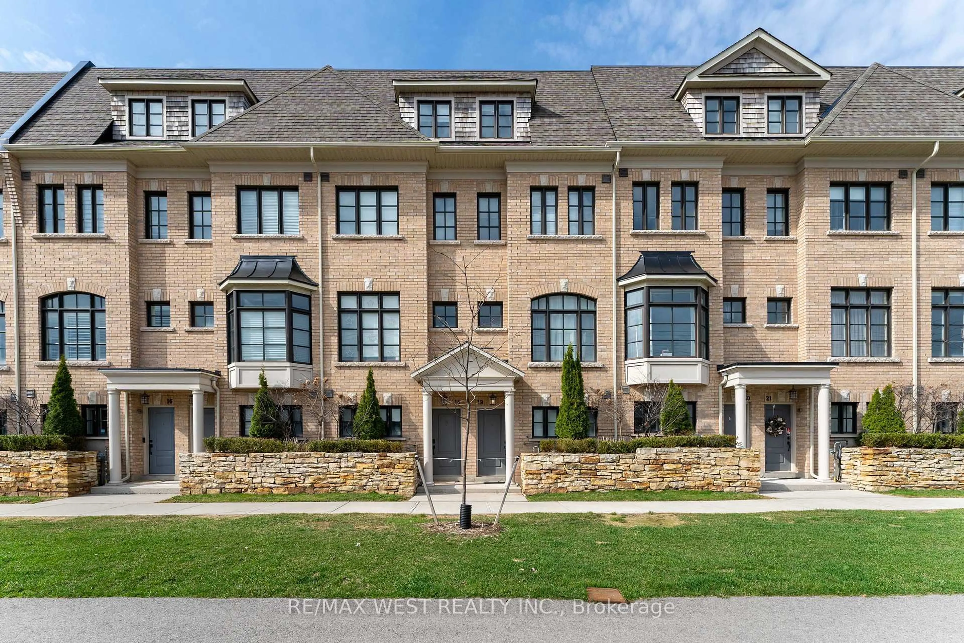 Home with brick exterior material, street for 2172 Trafalgar Rd #19, Oakville Ontario L6H 7H2