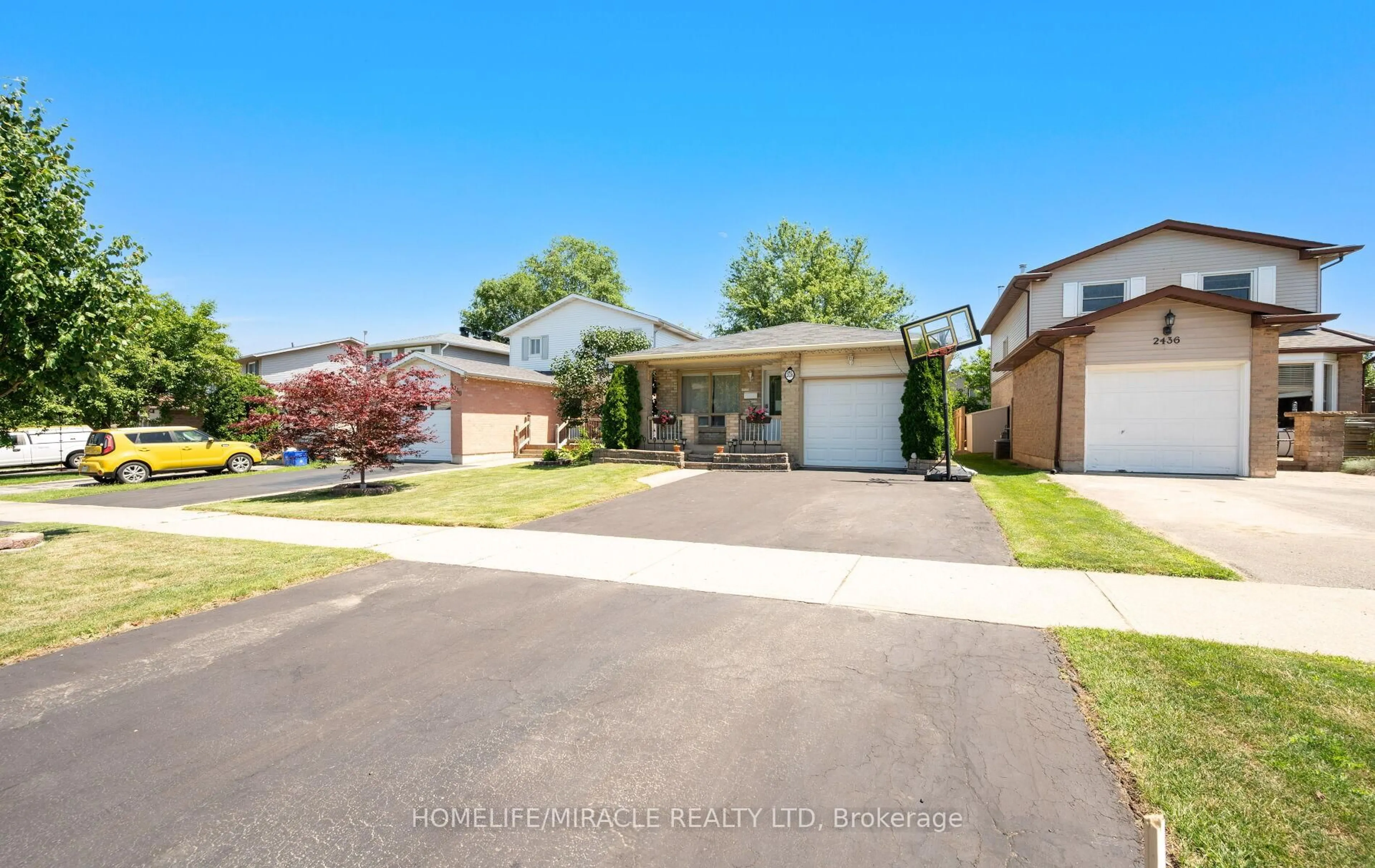 A pic from outside/outdoor area/front of a property/back of a property/a pic from drone, street for 2438 Whittaker Dr, Burlington Ontario L7P 4R2