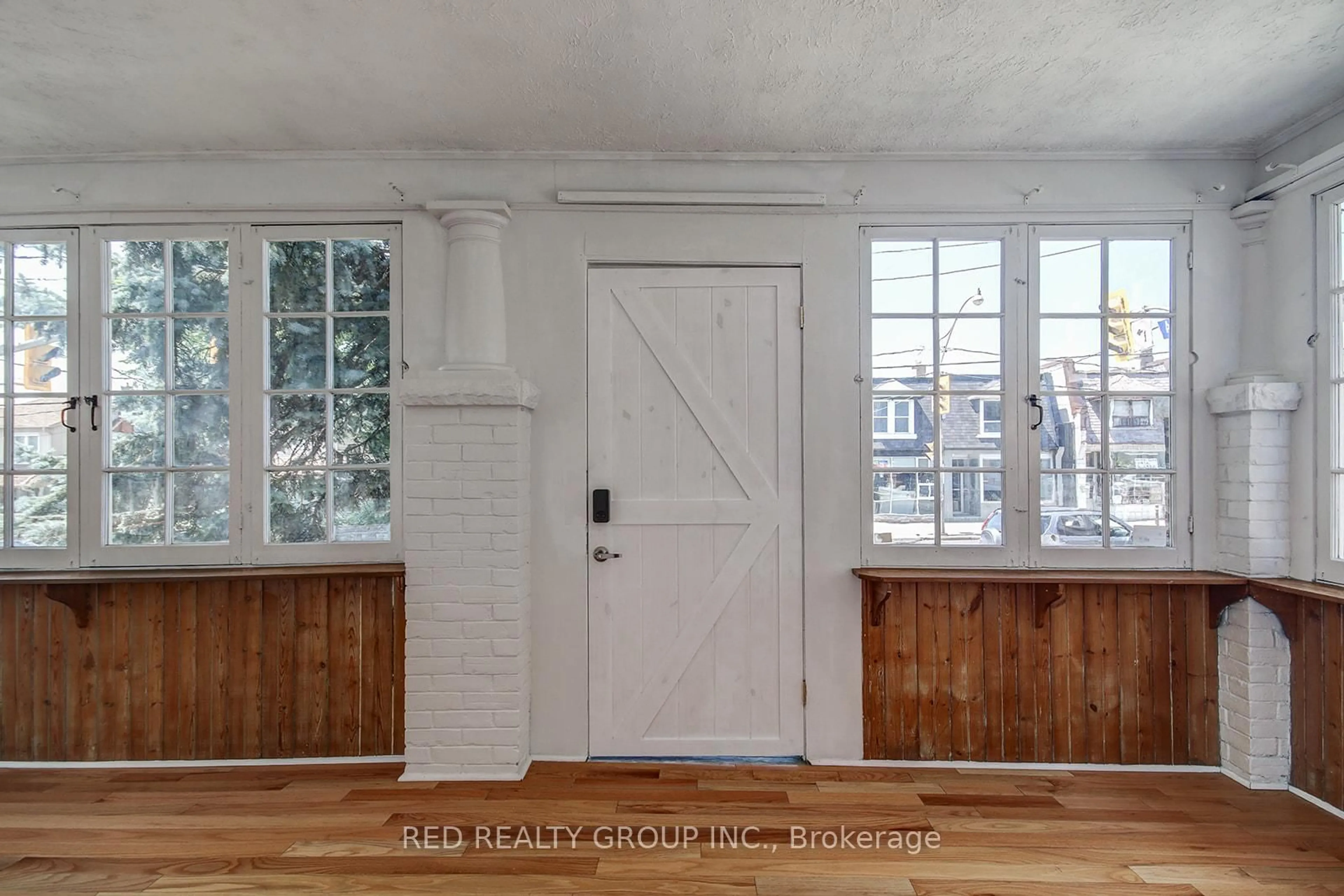 Indoor entryway for 1587 Dufferin St, Toronto Ontario M6H 3L5