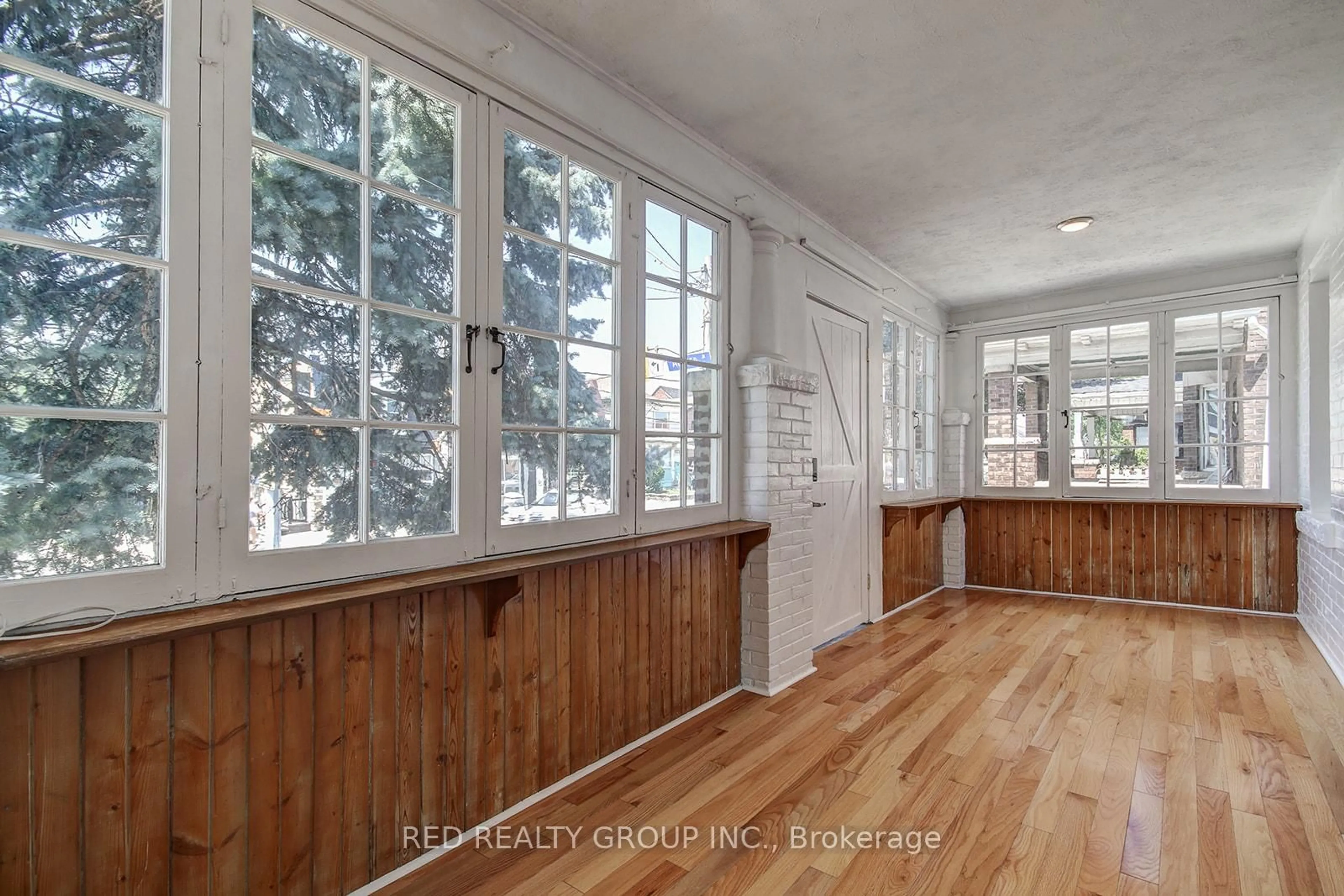 Indoor entryway for 1587 Dufferin St, Toronto Ontario M6H 3L5
