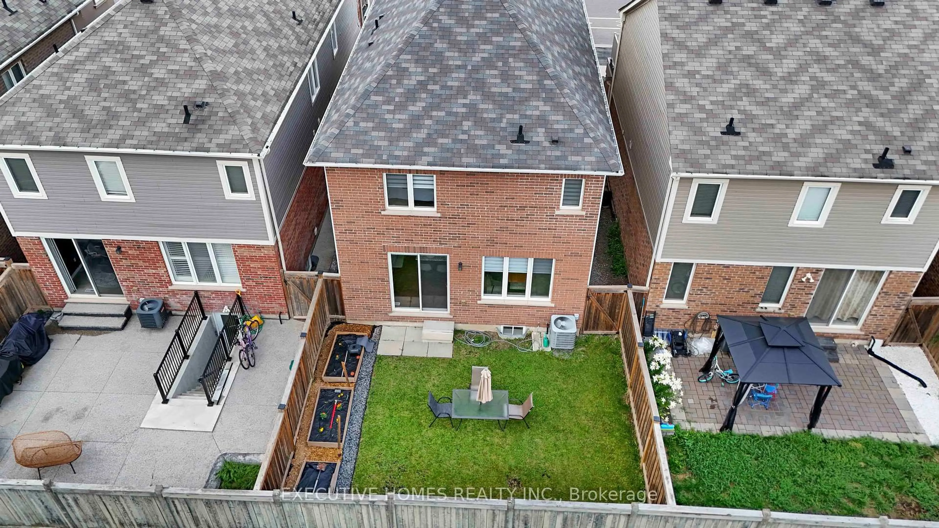 A pic from outside/outdoor area/front of a property/back of a property/a pic from drone, city buildings view from balcony for 1496 Farmstead Dr, Milton Ontario L9E 0A8