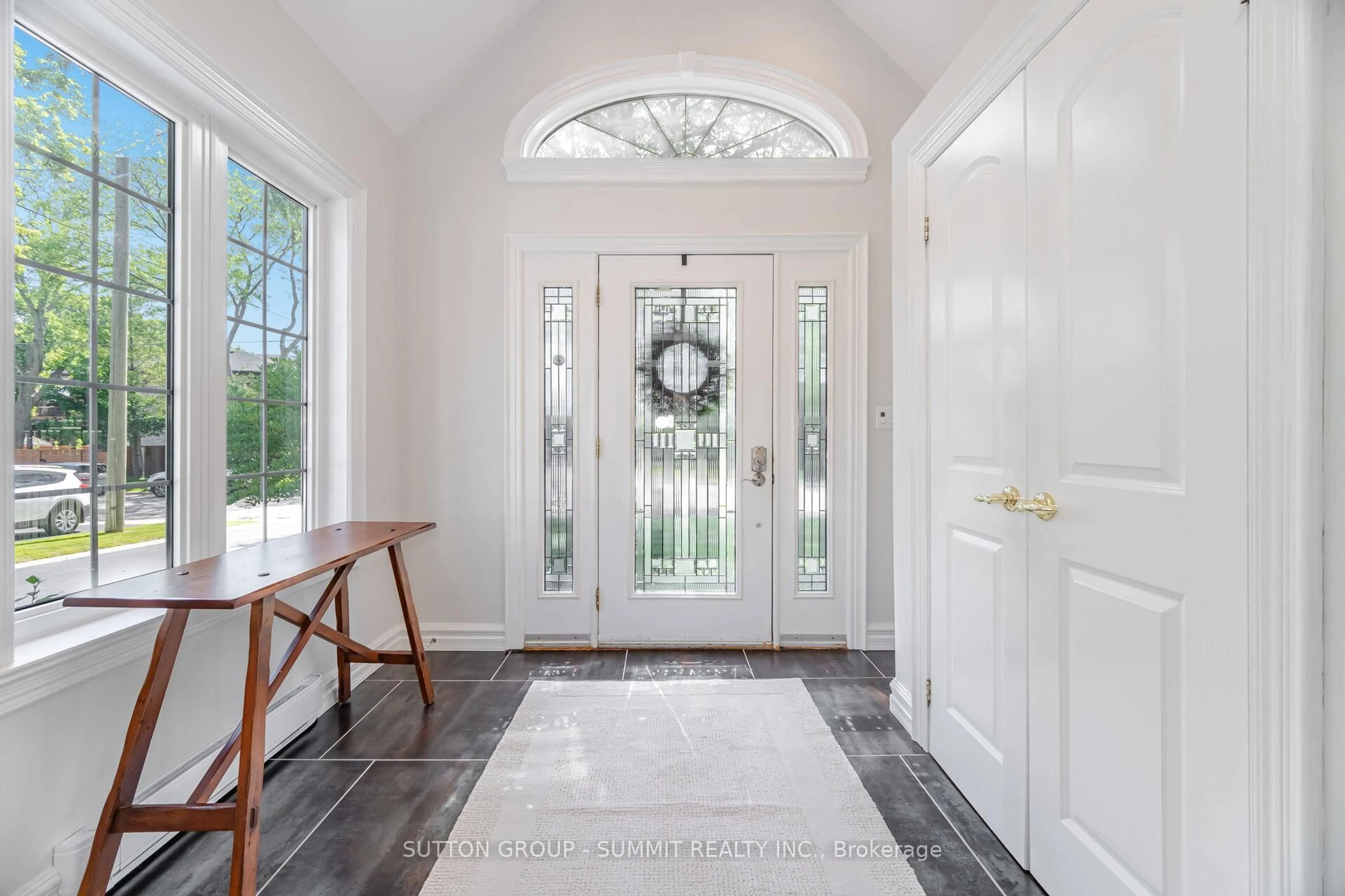 Indoor entryway for 1195 Crestdale Rd, Mississauga Ontario L5H 1X6