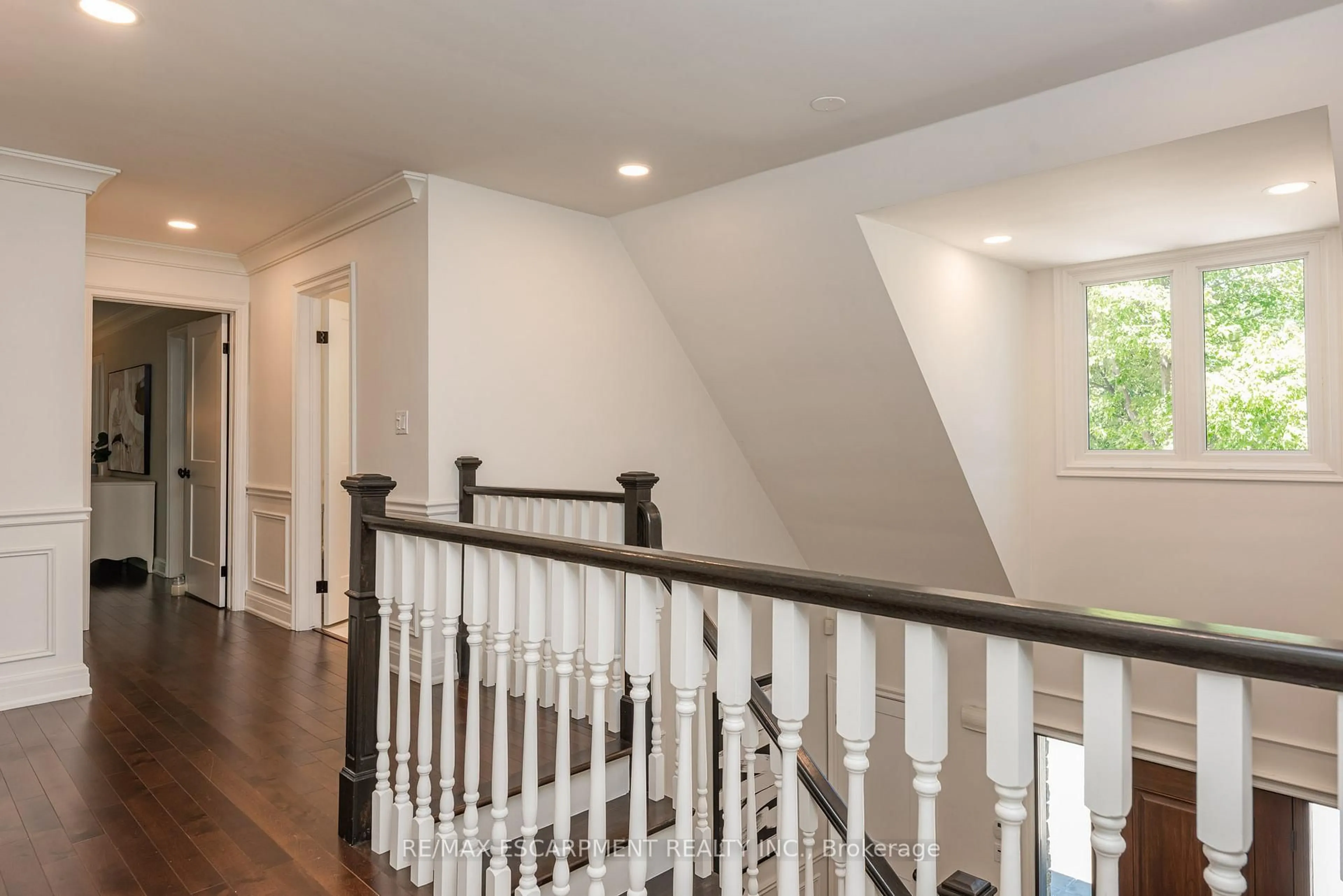 Stairs for 1353 Hazelton Blvd, Burlington Ontario L7P 4T9