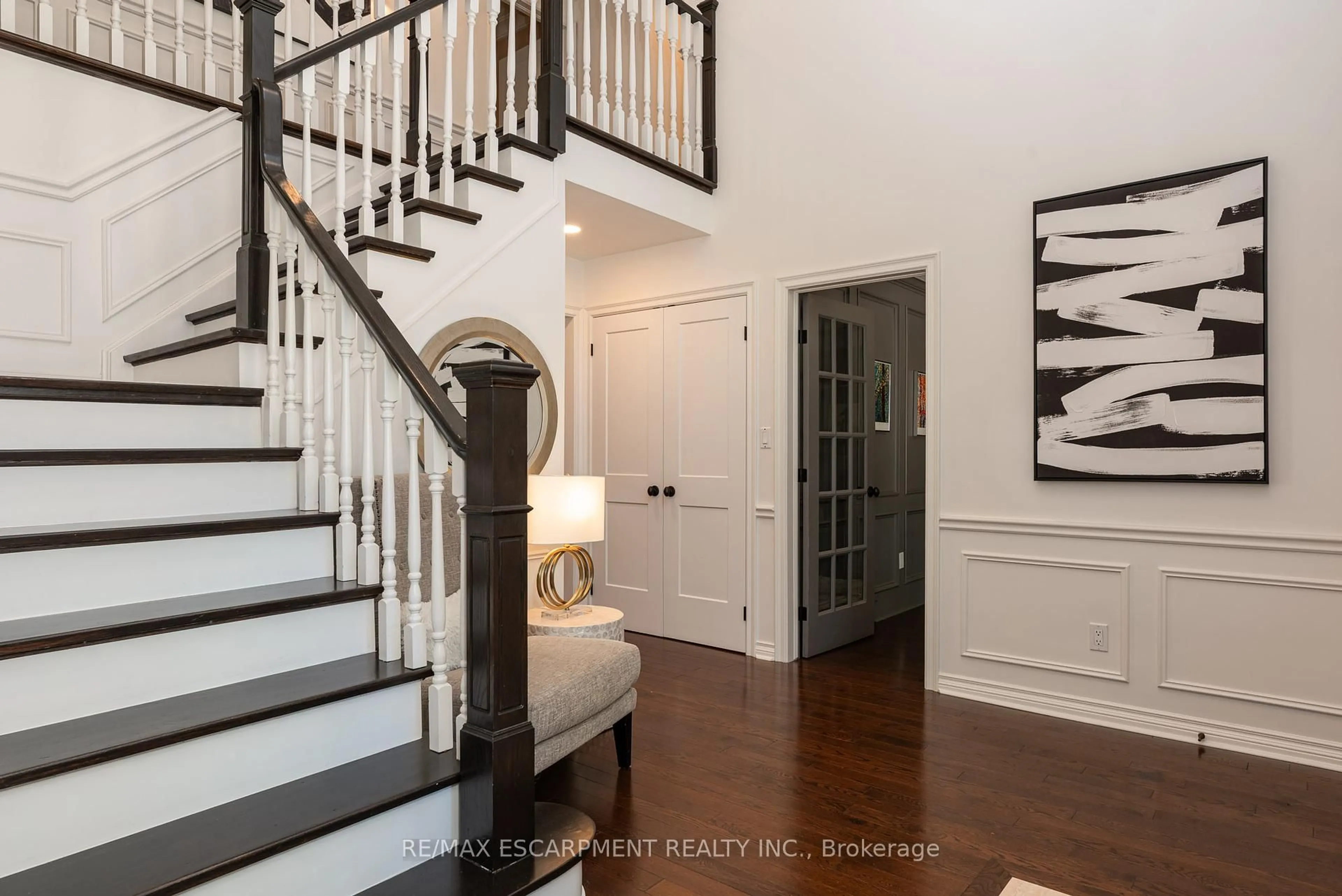 Indoor entryway for 1353 Hazelton Blvd, Burlington Ontario L7P 4T9
