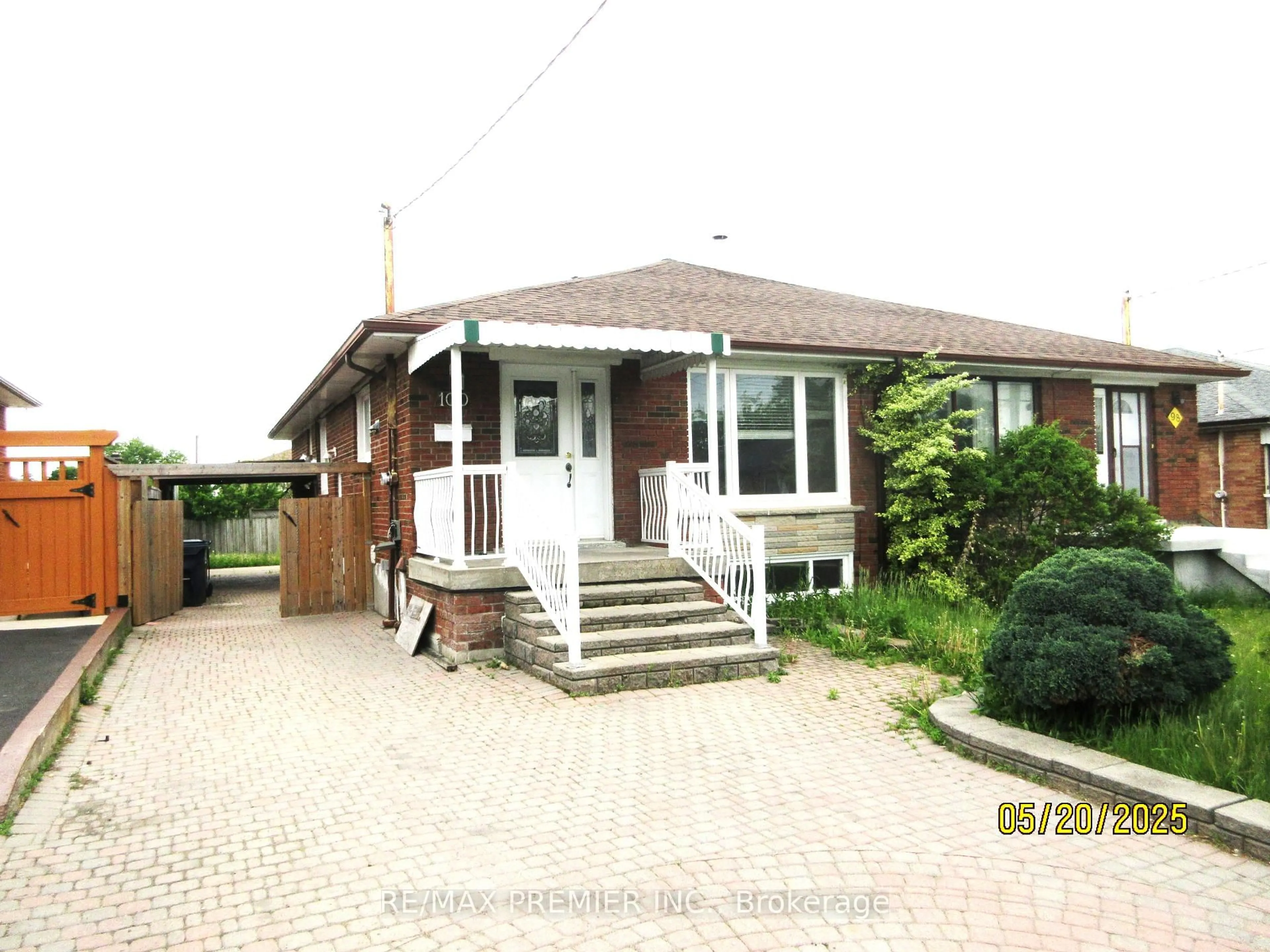 A pic from outside/outdoor area/front of a property/back of a property/a pic from drone, street for 100 Snowood Crt, Toronto Ontario M3N 1E8
