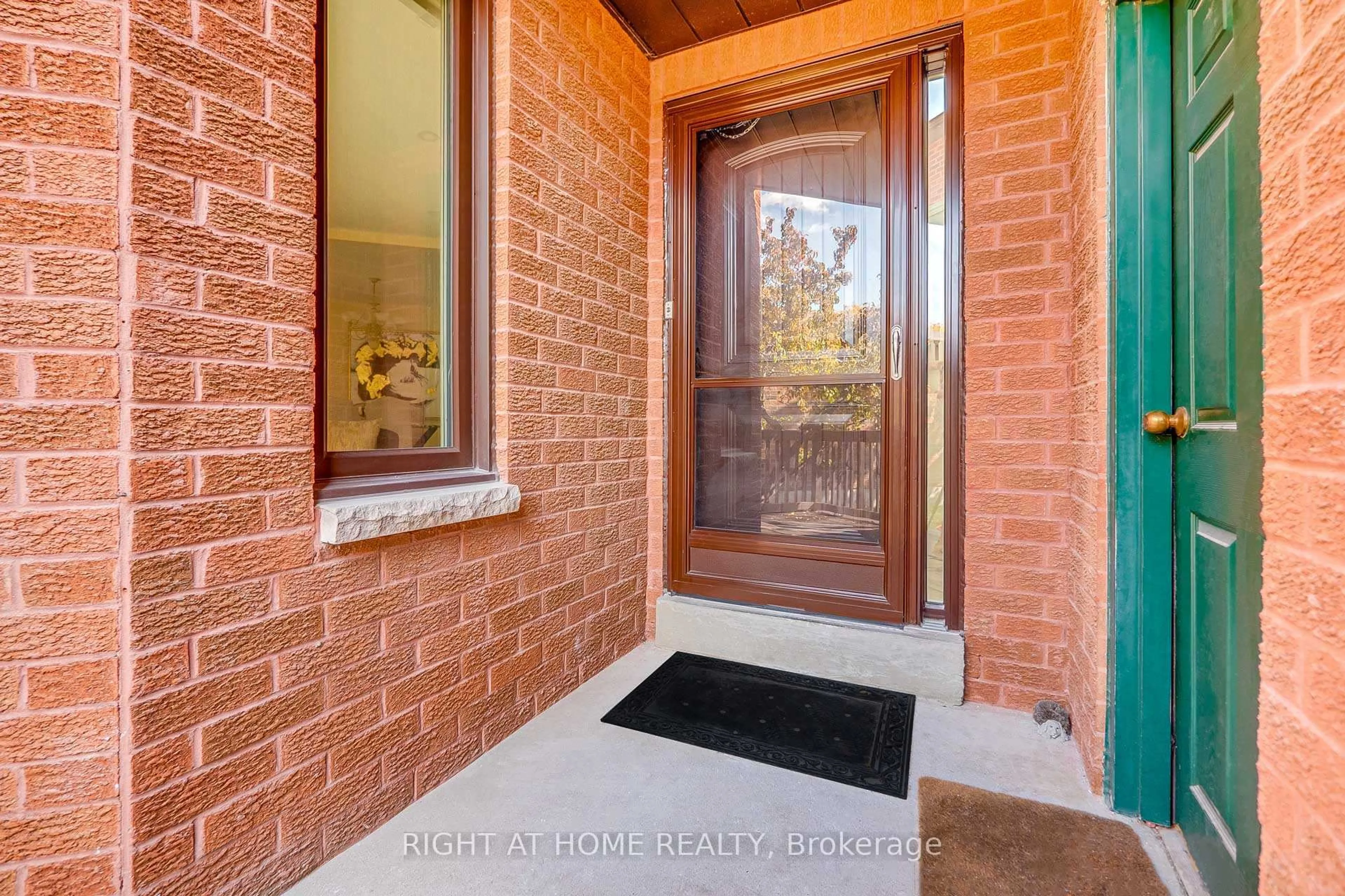 Indoor entryway for 3251 Greenbelt Cres, Mississauga Ontario L5N 5X8