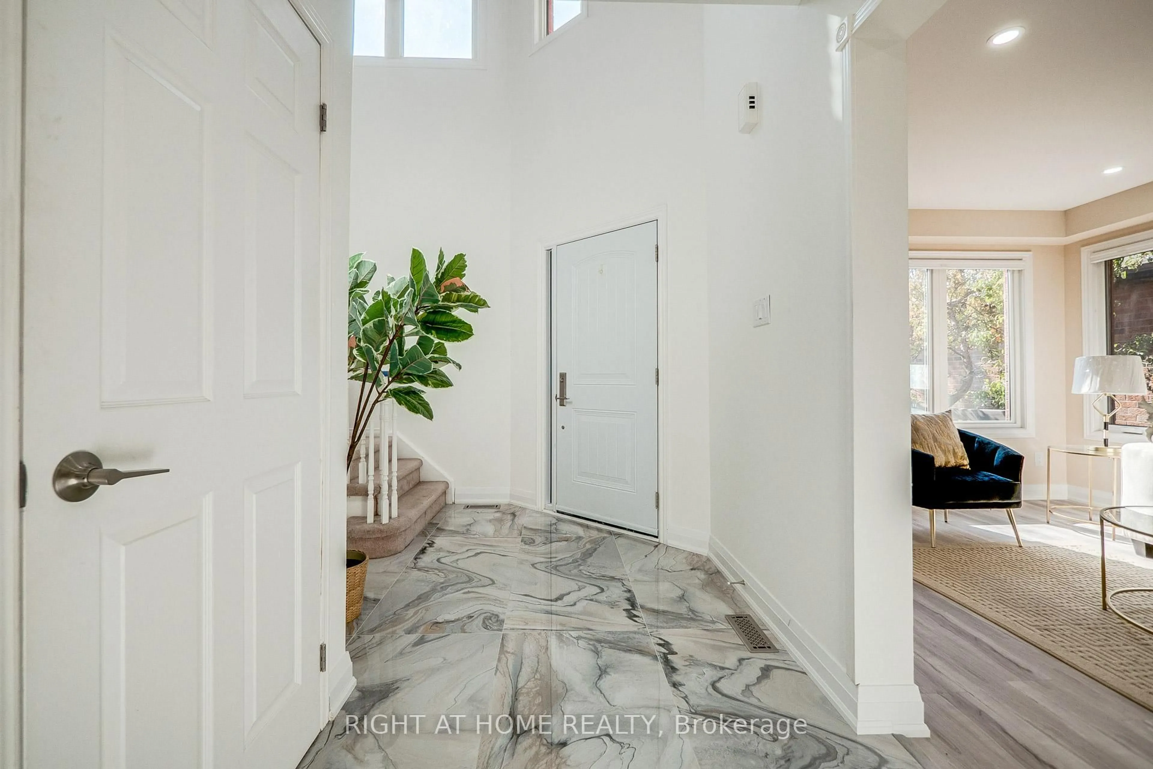 Indoor entryway for 3251 Greenbelt Cres, Mississauga Ontario L5N 5X8